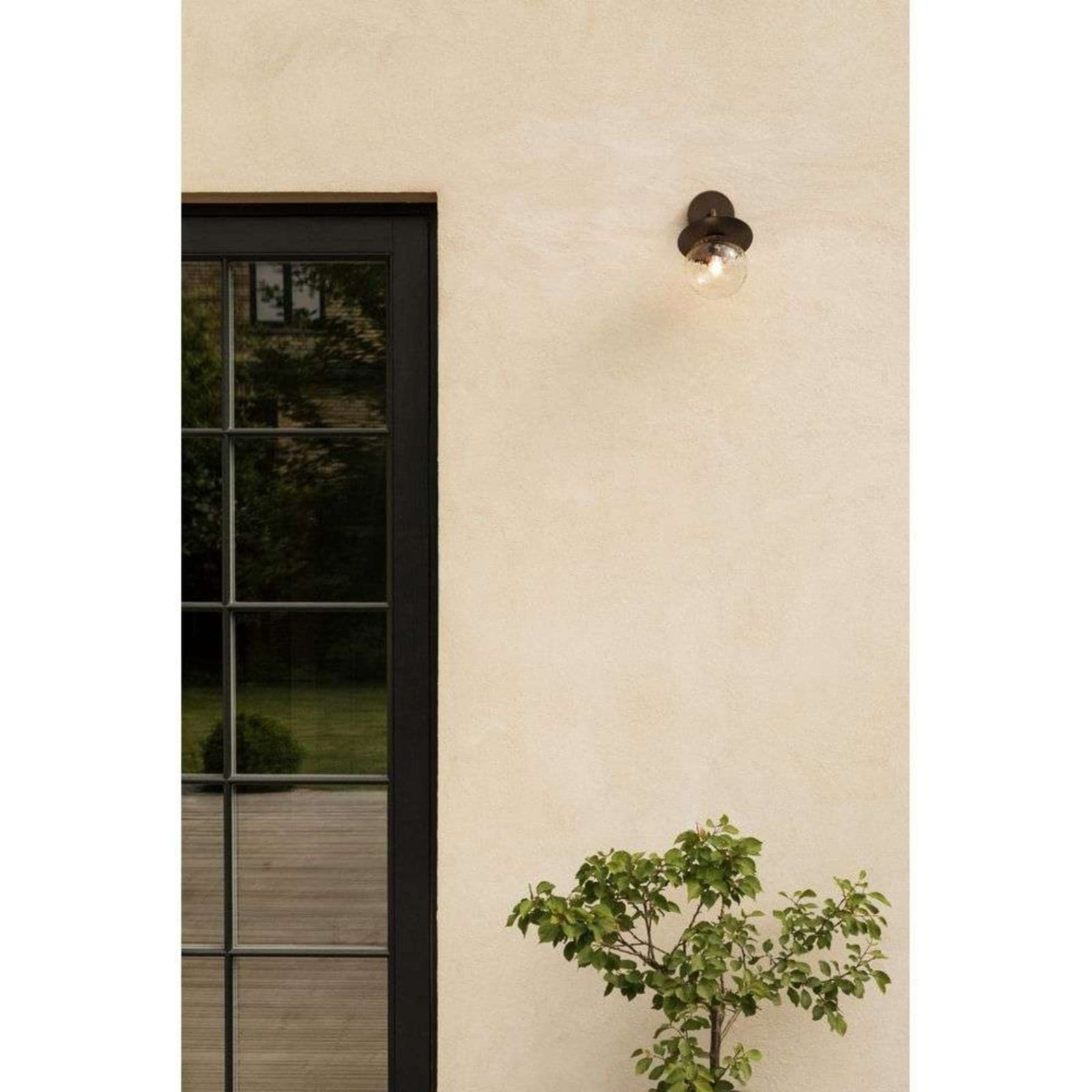 Utendørs vegglampe Liila, svart/klar, IP54 - Nuura Nuura Aps - Terrasse - Skandinavisk - Metall - Med en lyskilde
