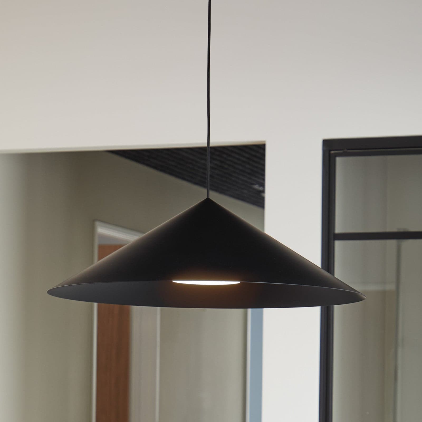 Hanzu hengelampe, Ø 75 cm, svart, E27 – LOOM DESIGN - Stue - Moderne - Aluminium - Med en lyskilde