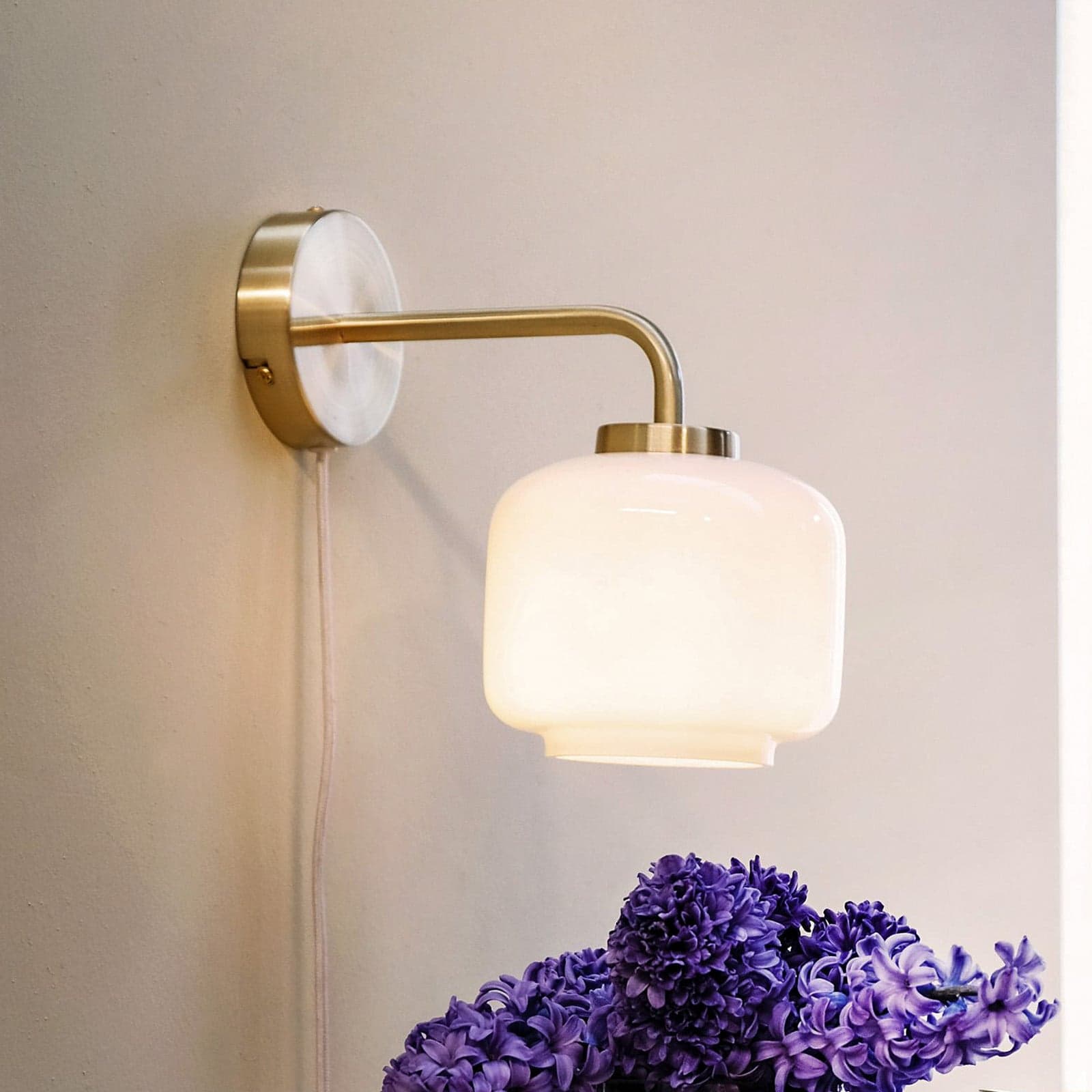 Arp Vegglampe Ø15 Opal/Brass - Dyberg Larsen - Stue - Design - Glass - Med skjerm