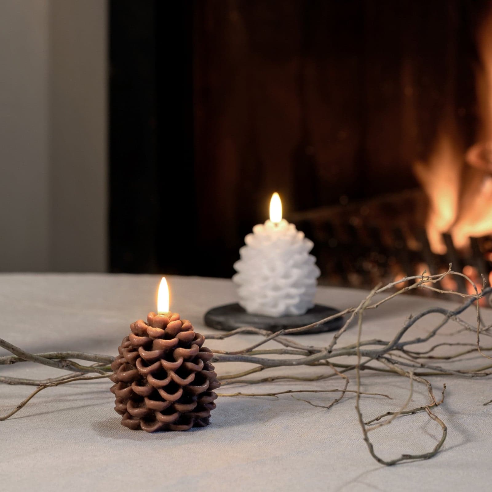 PINE CONE LED-stearinlys, hvit, Ø 7 cm, voks - Uyuni Lighting - Stue - Annet - Med en lyskilde