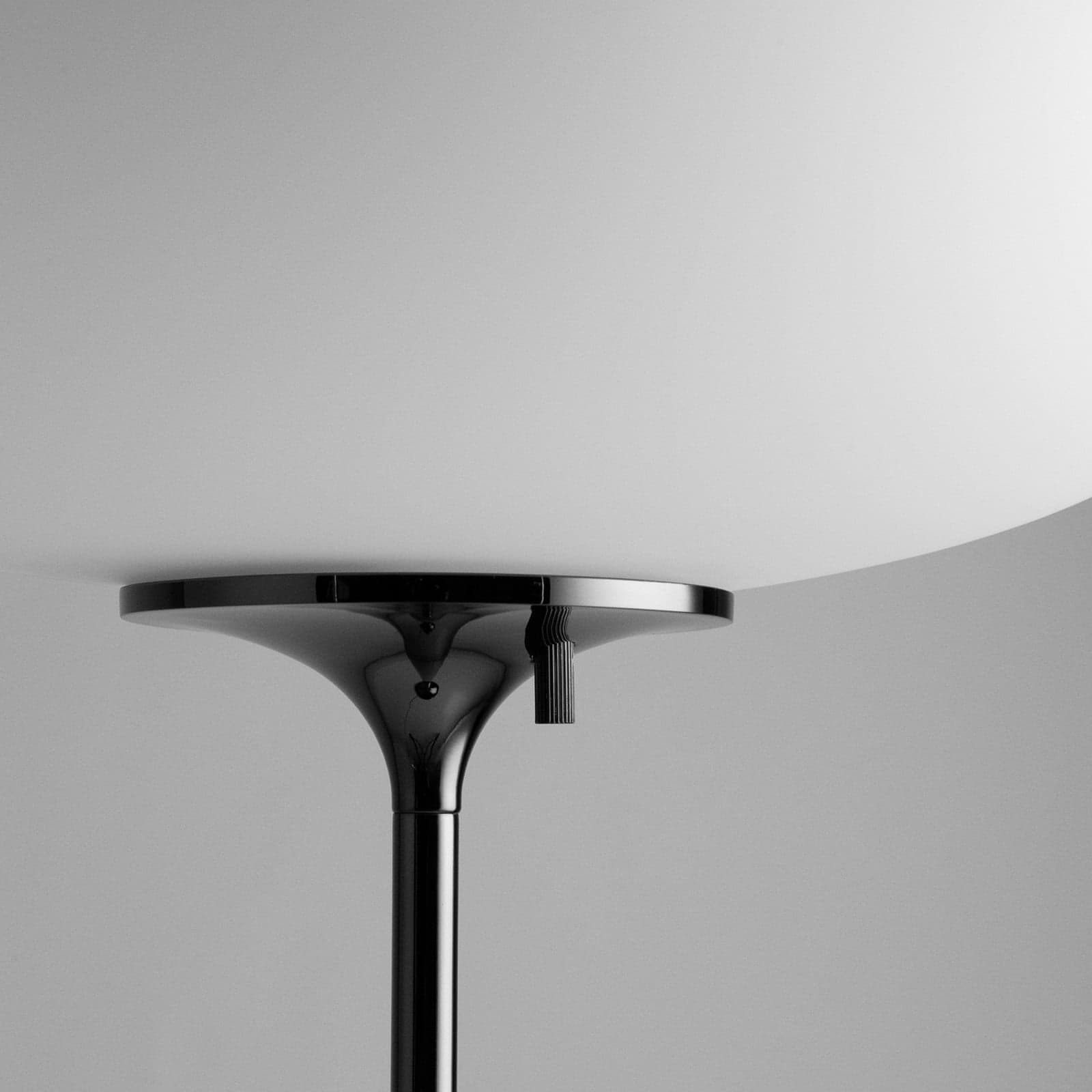 Stemlite gulvlampe, svart-krom, høyde 110 cm, dimbar - Gubi - Stue - Design - Metall - Med en lyskilde