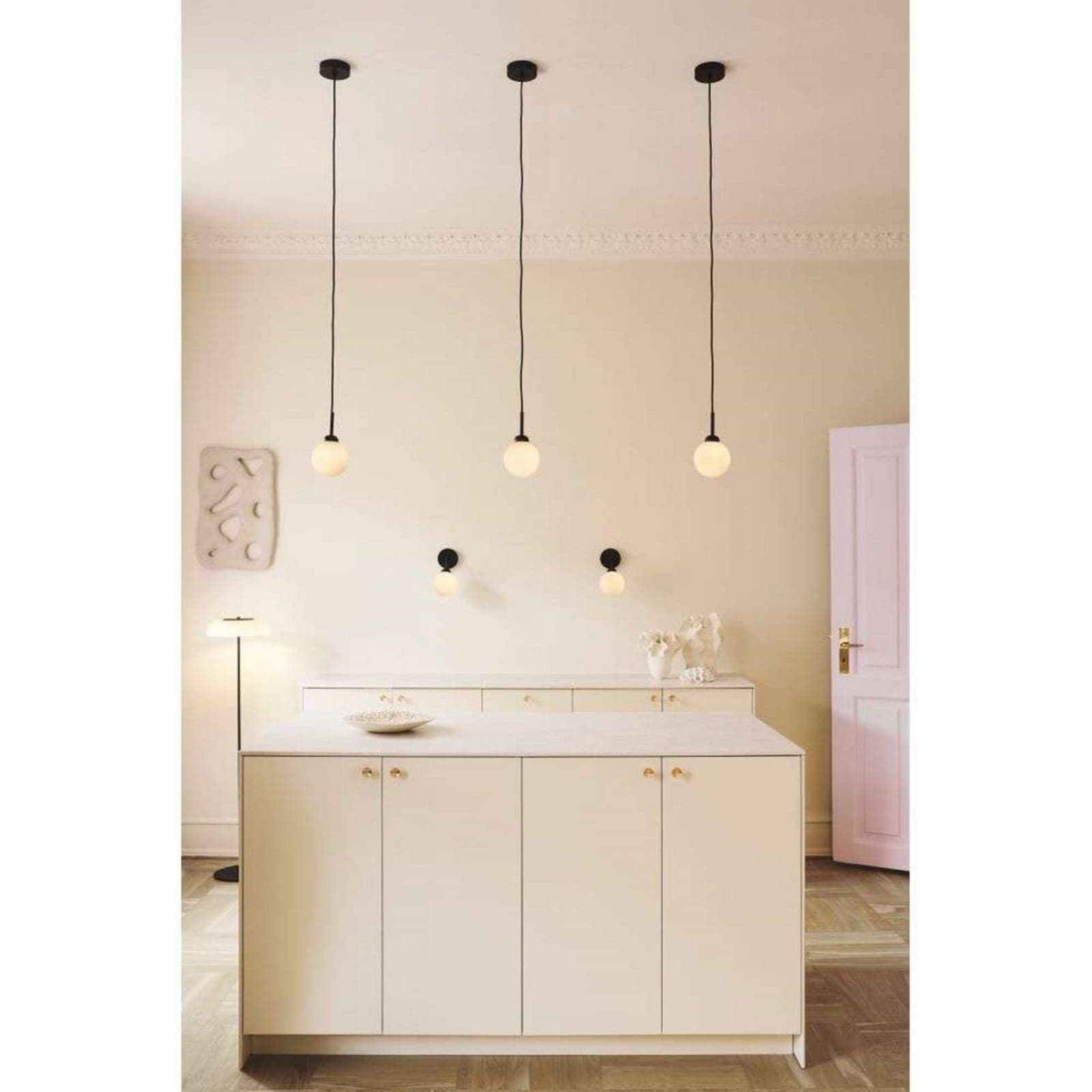 Apiales vegglampe, svart/opal, høyde 24 cm - Nuura Nuura Aps - Stue - Skandinavisk - Glass - Med en lyskilde
