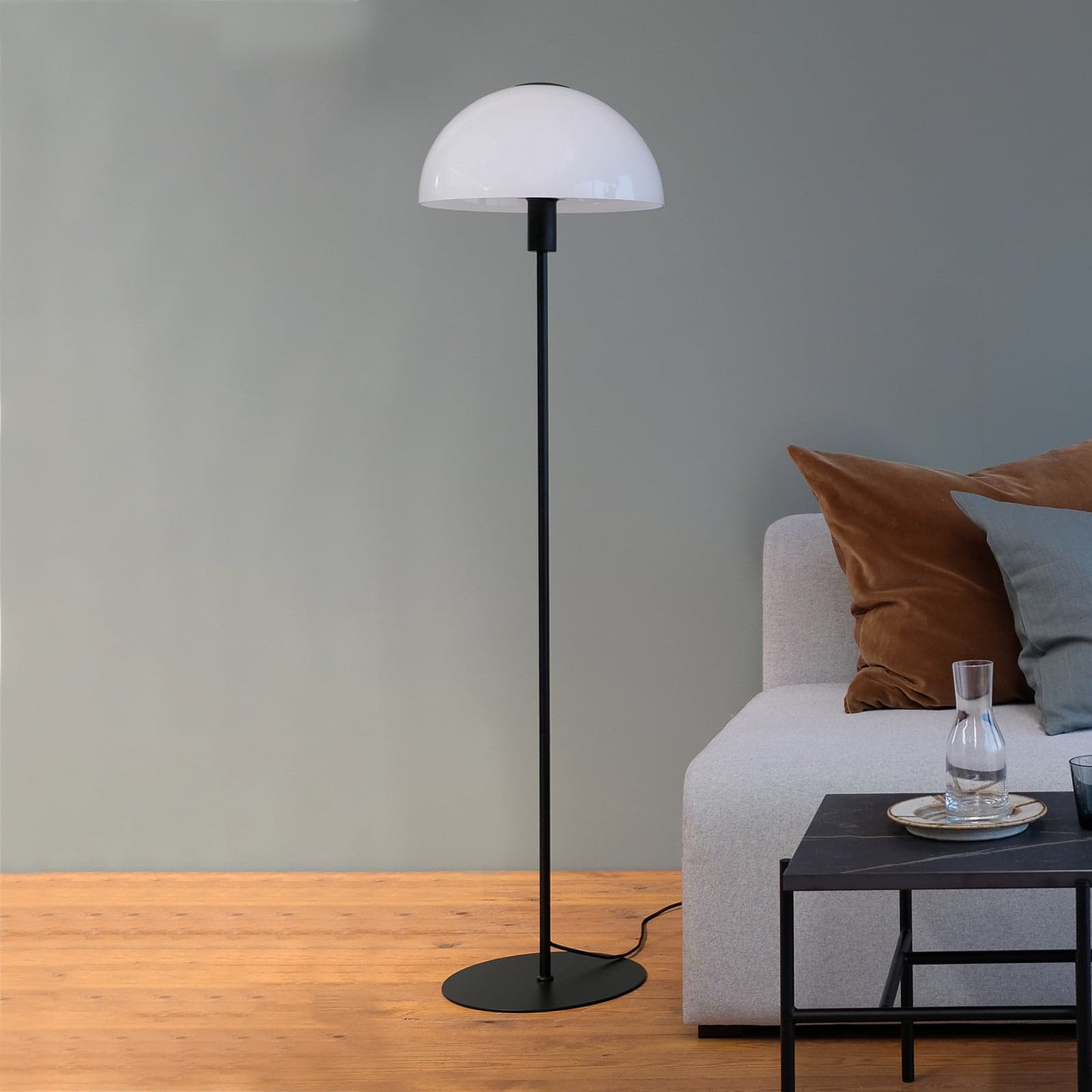 Jazz Gulvlampe Opal/Black - Dyberg Larsen - Stue - Skandinavisk - Metall - Med skjerm