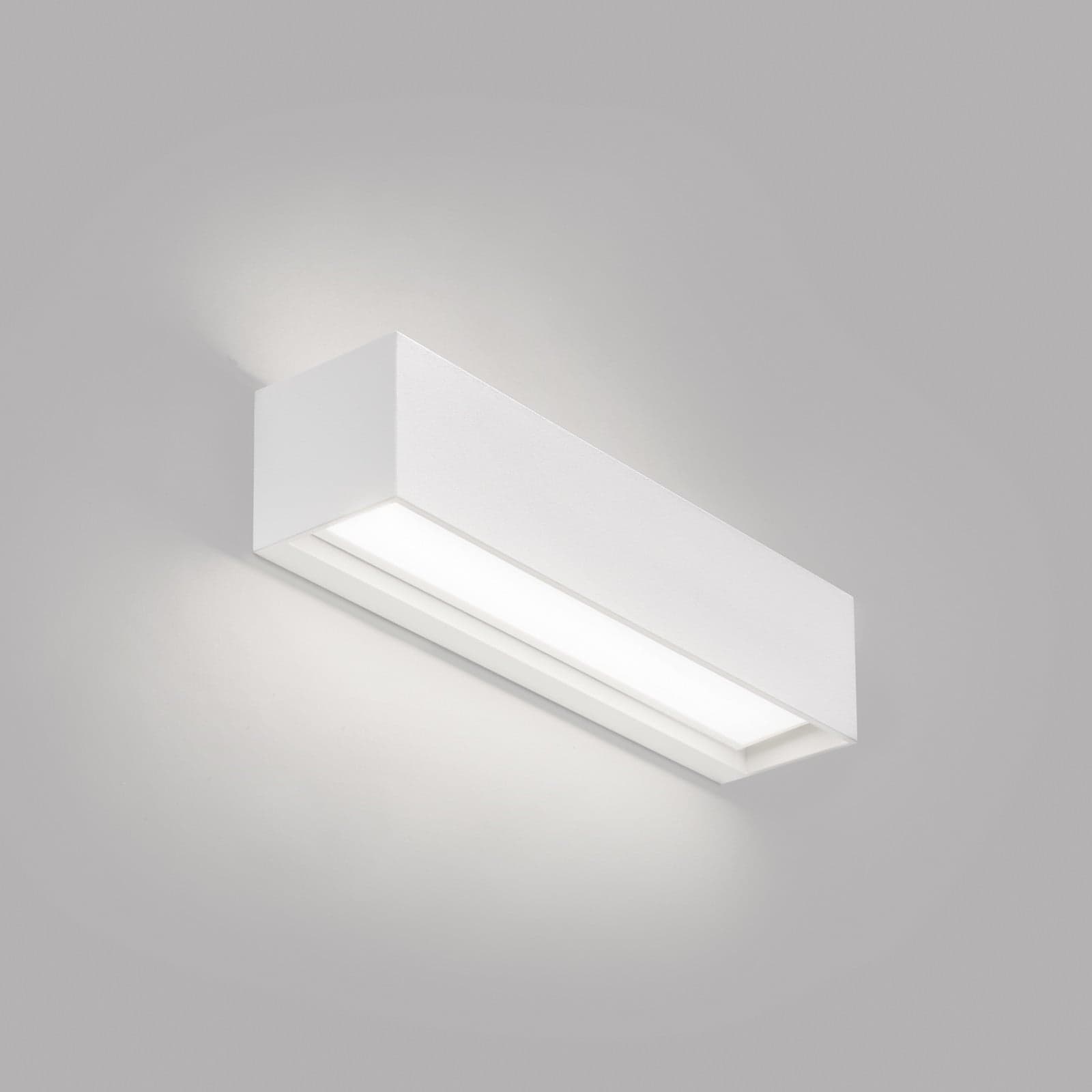 Linea W2 LED-vegglampe, hvit, 30 cm, CCT, IP54 - Light-Point - Stue - Design - Aluminium - Med flere lyskilder