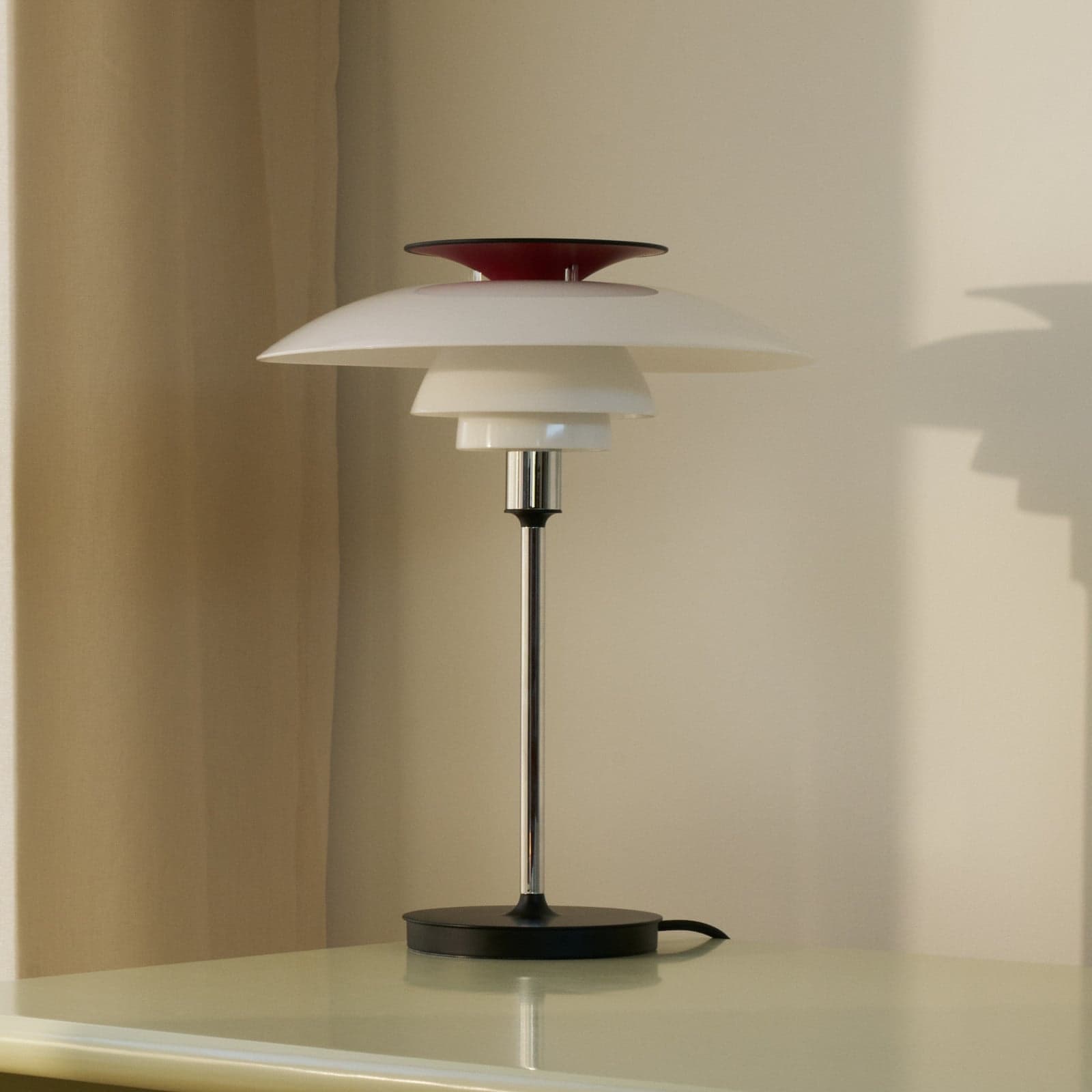 PH 80 bordlampe, hvit/rød/krom, Ø 32 cm - Louis Poulsen - Stue - Design - Aluminium - Med skjerm