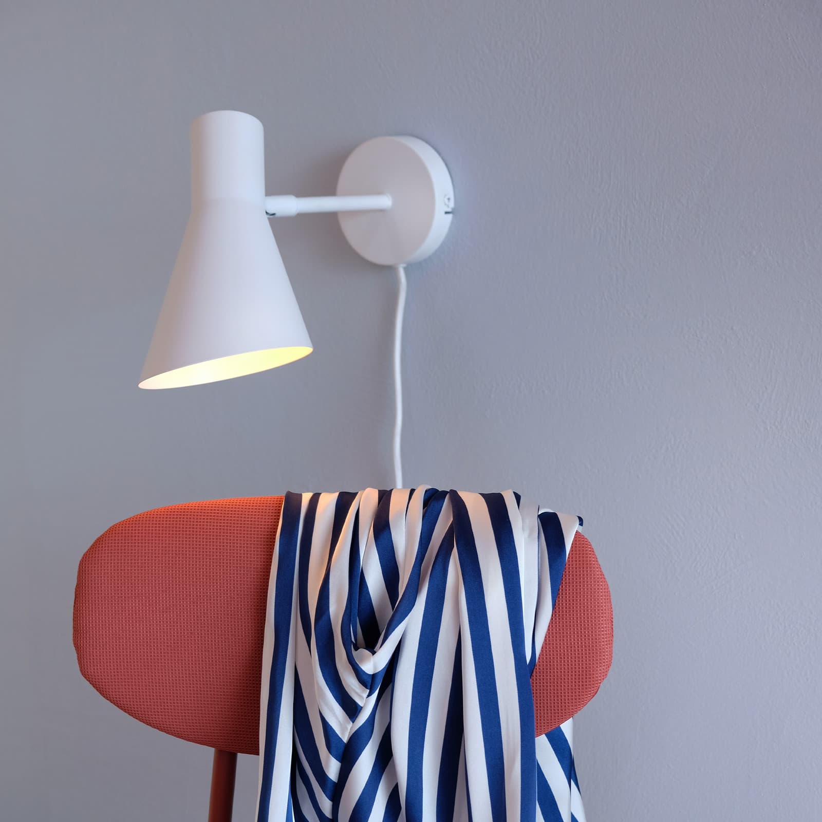 DL12 Vegglampe White - Dyberg Larsen - Stue - Design - Metall - Med skjerm
