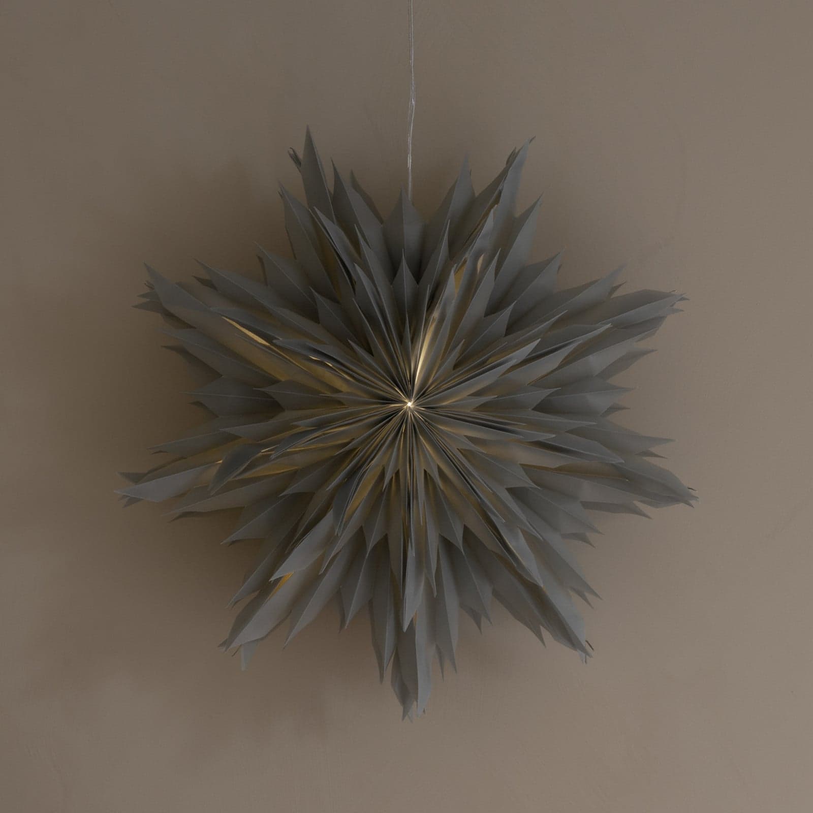 Oslo papirstjerne, grå, Ø 60 cm, papir – Watt & Veke Watt & Veke - Stue - Design - Papir / kartong - Blomst