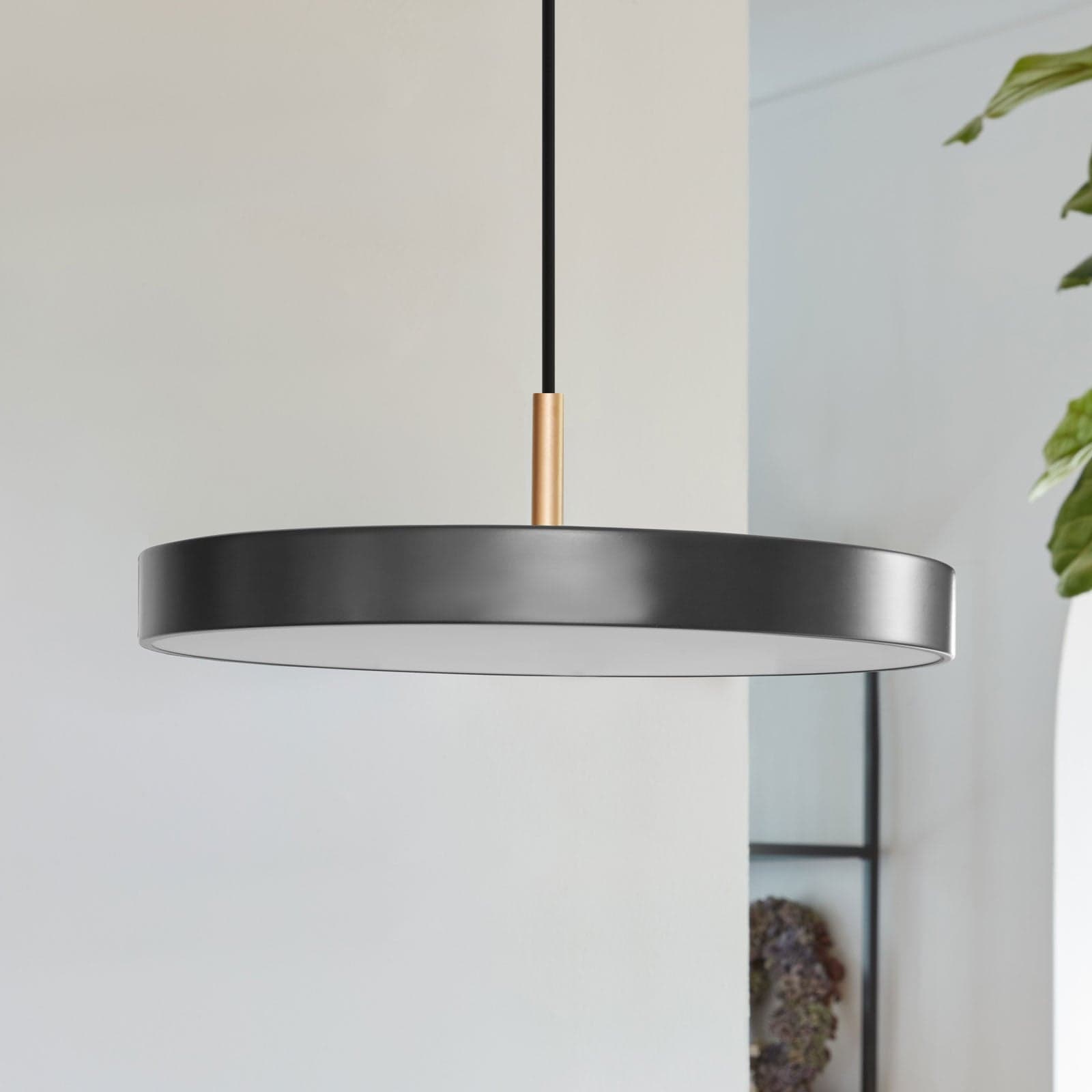 Asteria Mini LED-hengelampe, antrasitt/messing 31 cm – UMAGE - Stue - Design - Metall - Med en lyskilde
