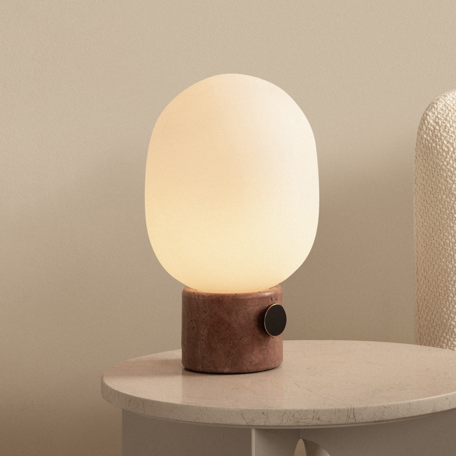 JWDA Bordlampe Red Travertine - Audo Copenhagen - Stue - Design - Glass - Med en lyskilde