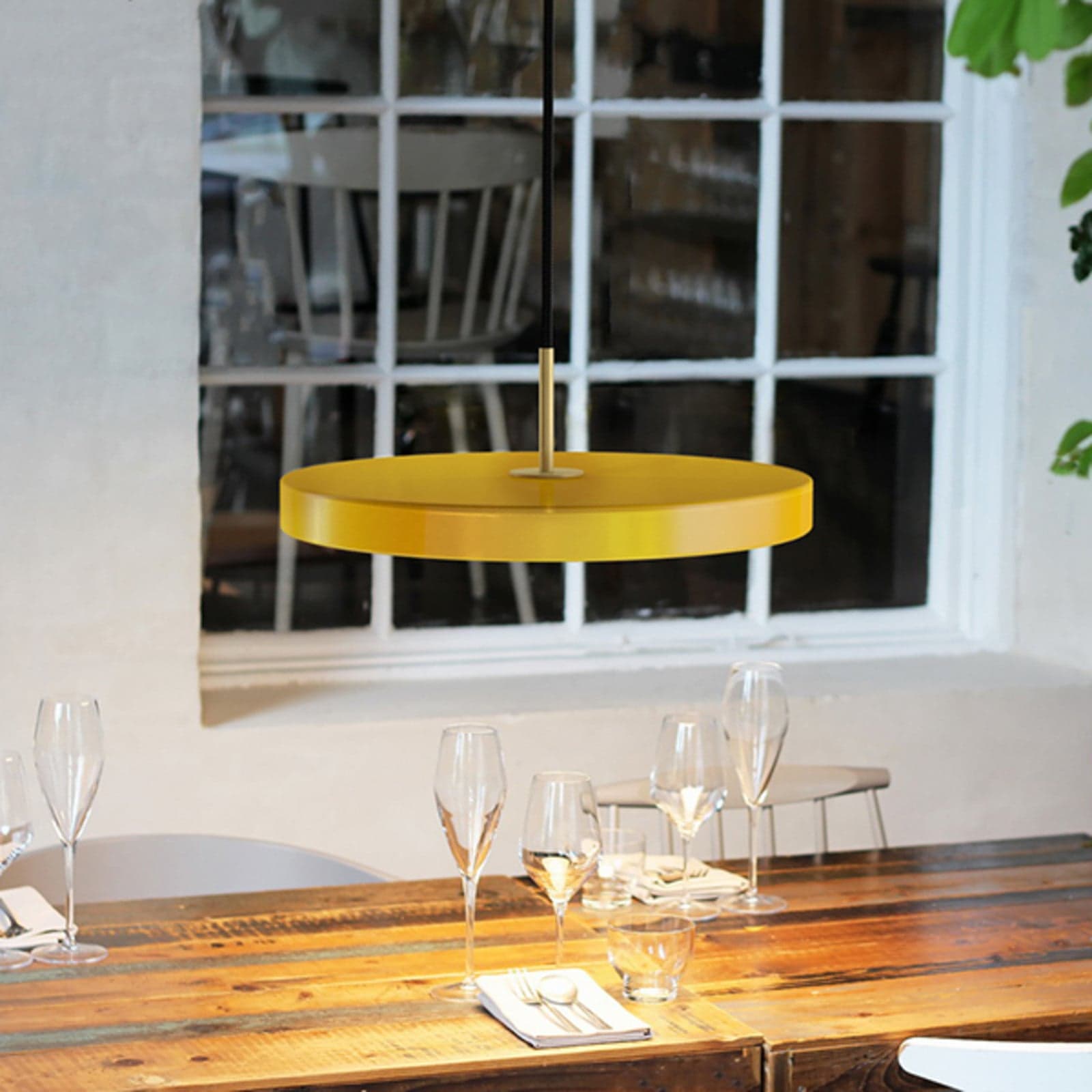 Asteria Mini LED-hengelampe safran gul/messing 31 cm - UMAGE - Stue - Design - Metall - Med en lyskilde