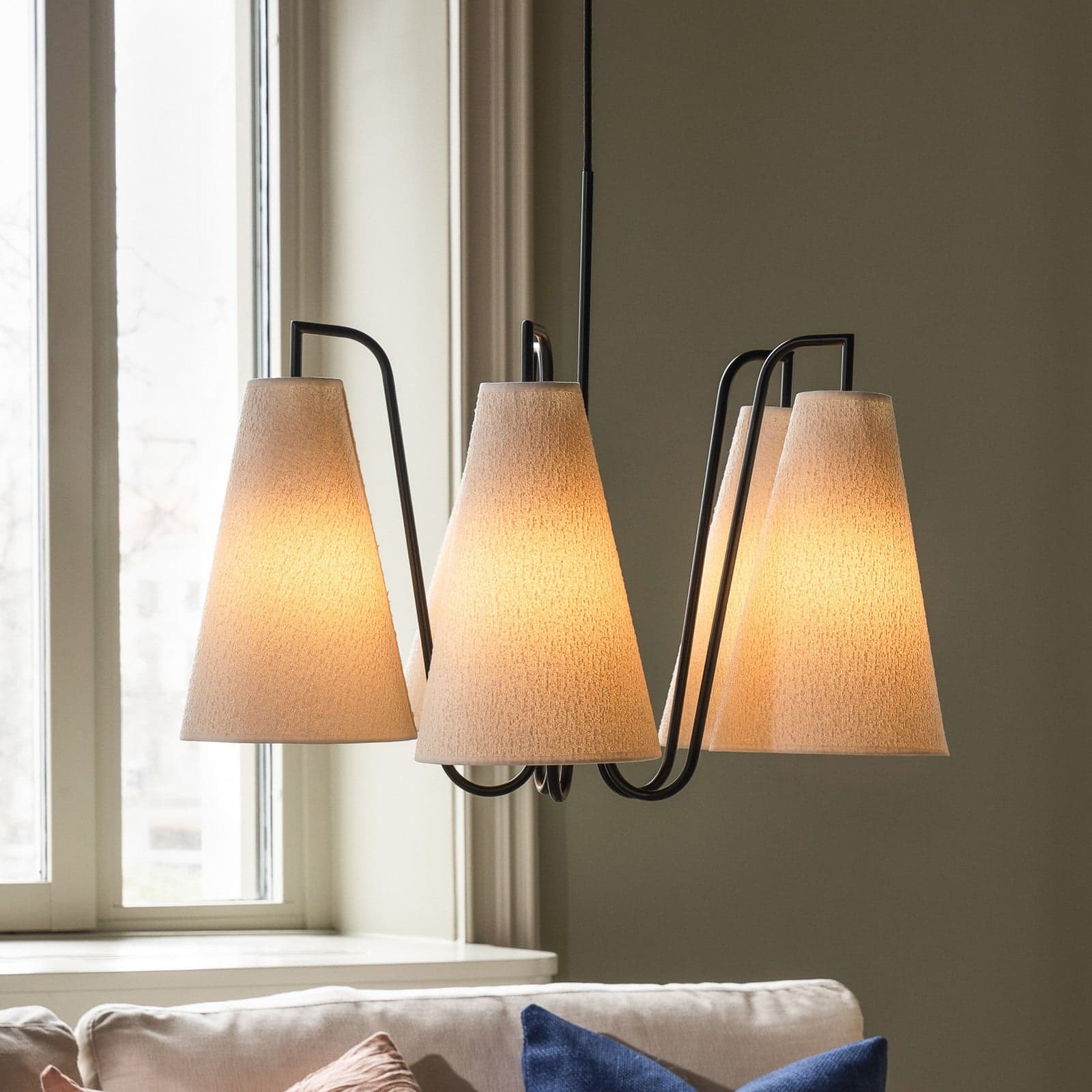 Lou 5 hengelampe, hvit bouclé/svart – Globen Lighting Lou Bouclé 5 - Stue - Skandinavisk - Stoff / Tekstil - Med flere lyskilder