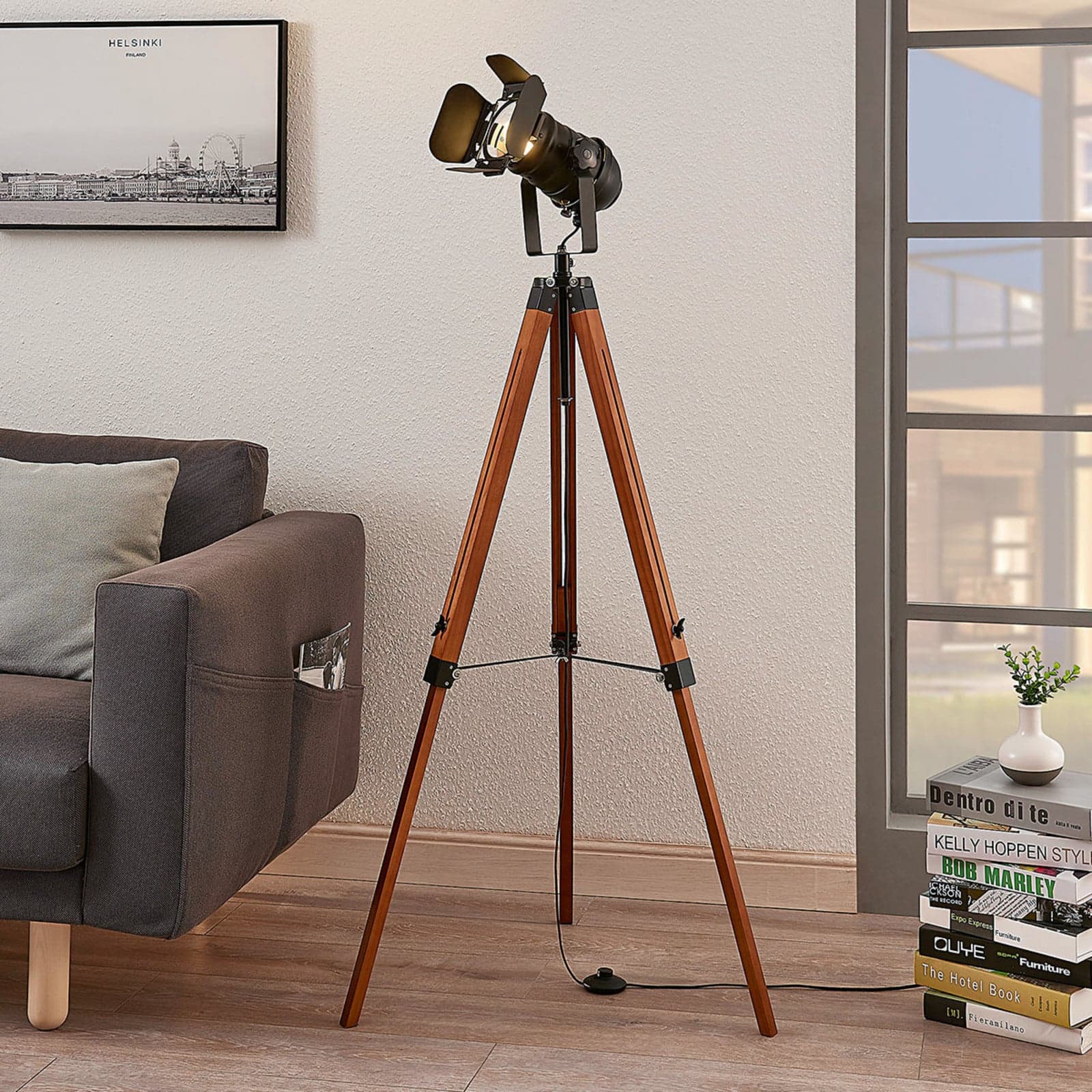 Hilma Gulvlampe Wood/Black - Lindby - Stue - Industriell - Tre - Trefotet