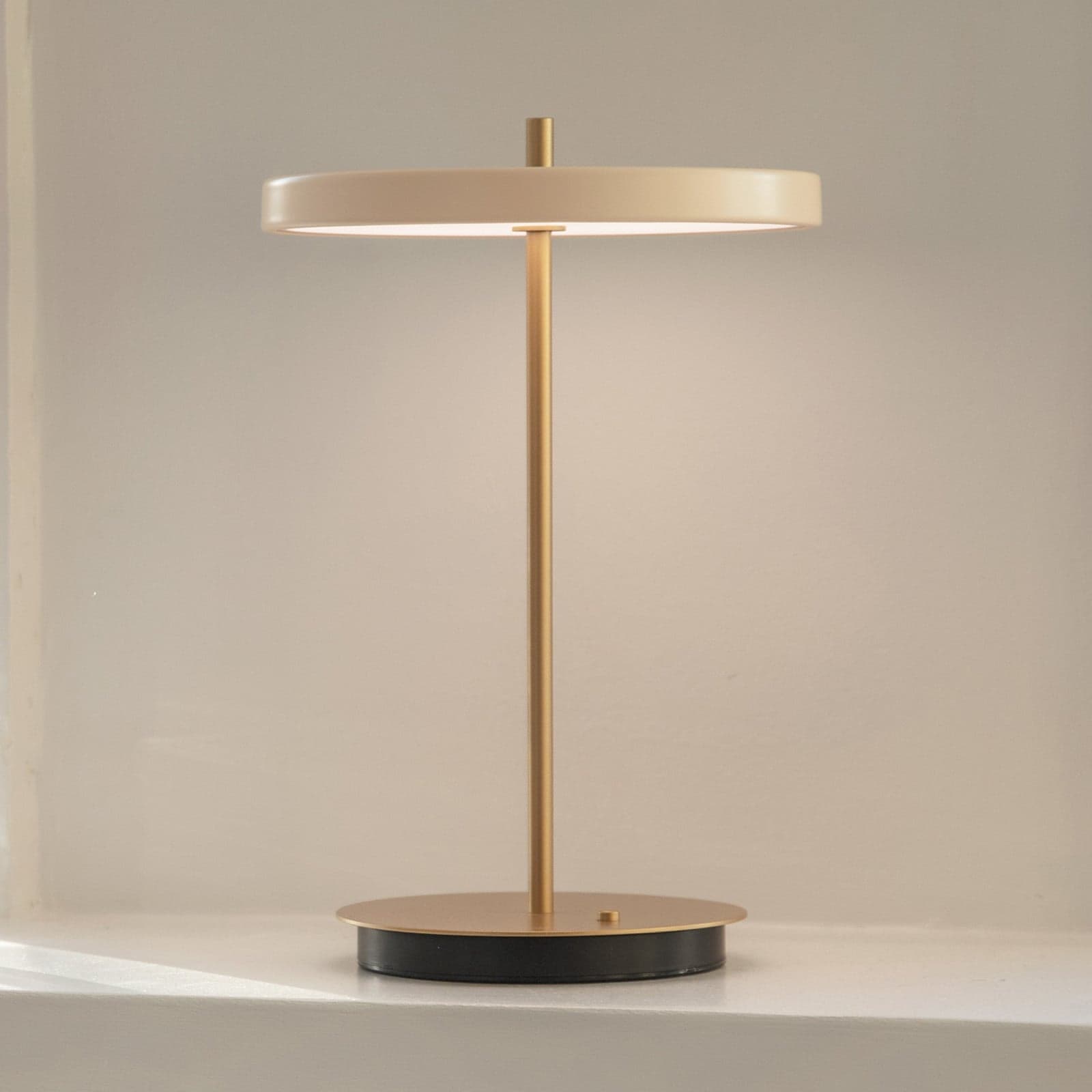 Asteria Move Portable bordlampe V2 Pearl White – UMAGE - Stue - Design - Metall - Med skjerm
