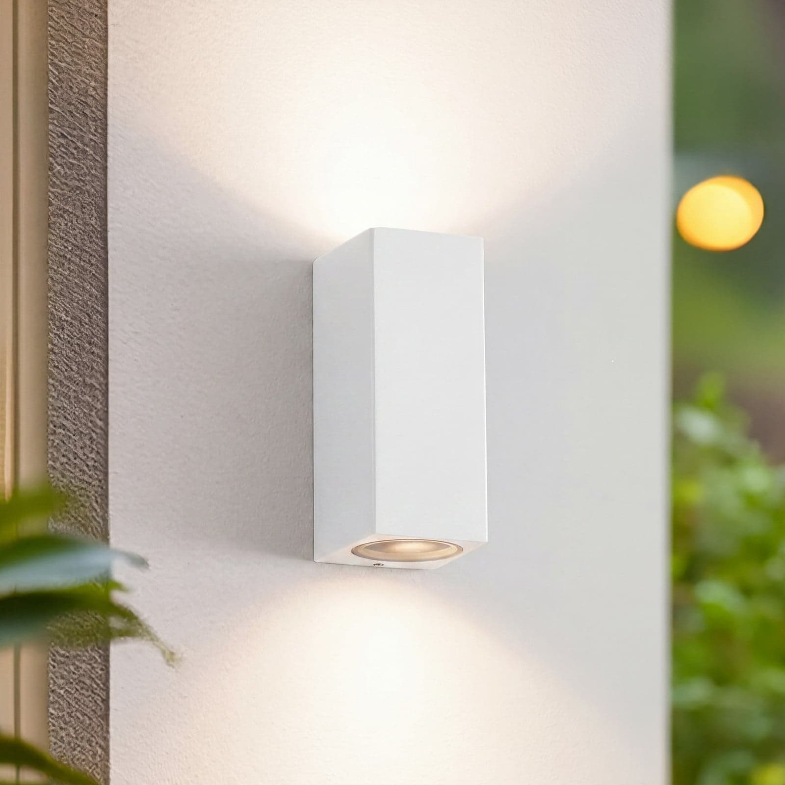 Xava utendørs vegglampe, opp/ned, hvit, 2 lyskilder – Lucande - Balkong - Moderne - Aluminium - Kantet