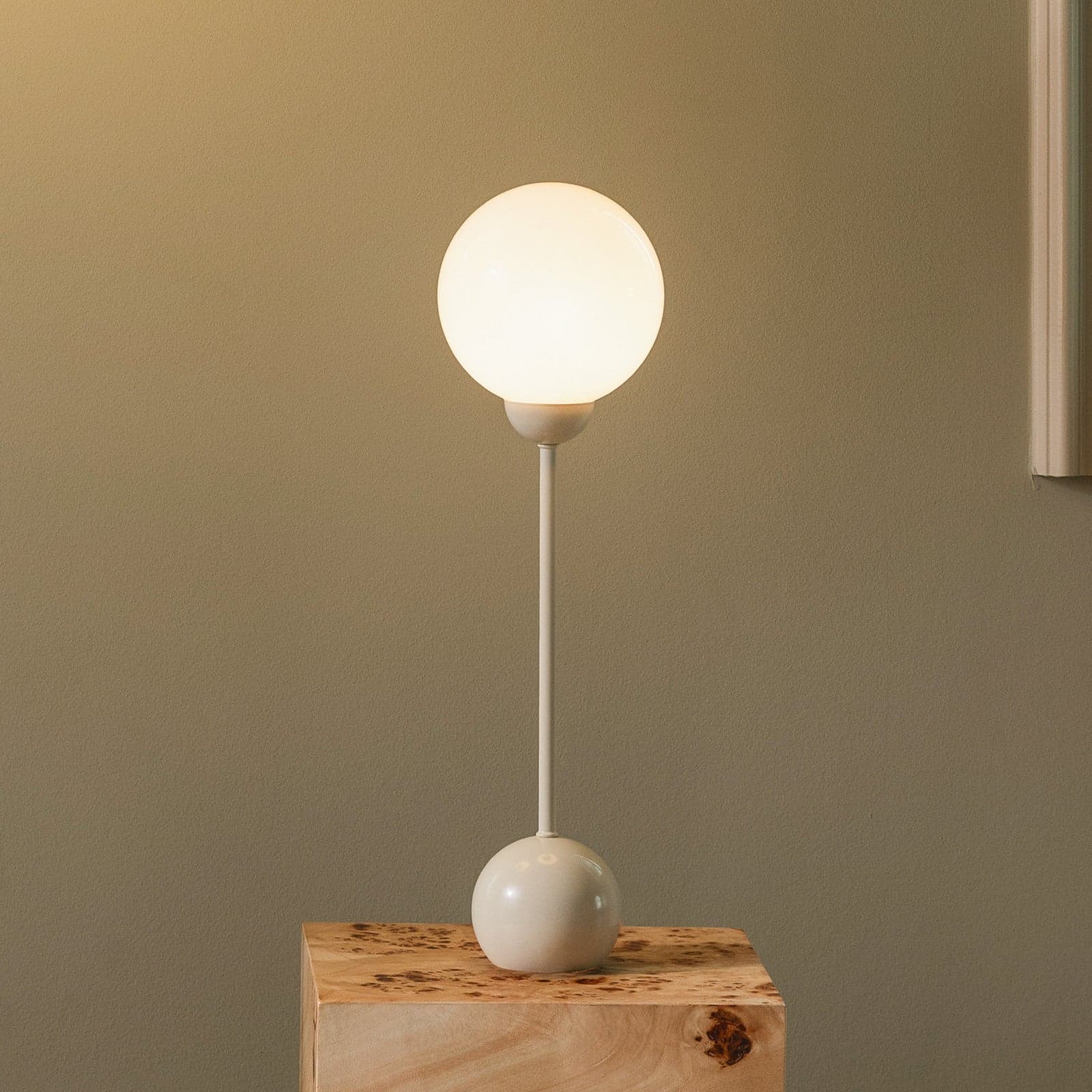 Ripley bordlampe, beige, høyde 52 cm – Globen Lighting - Stue - Skandinavisk - Metall - Med skjerm
