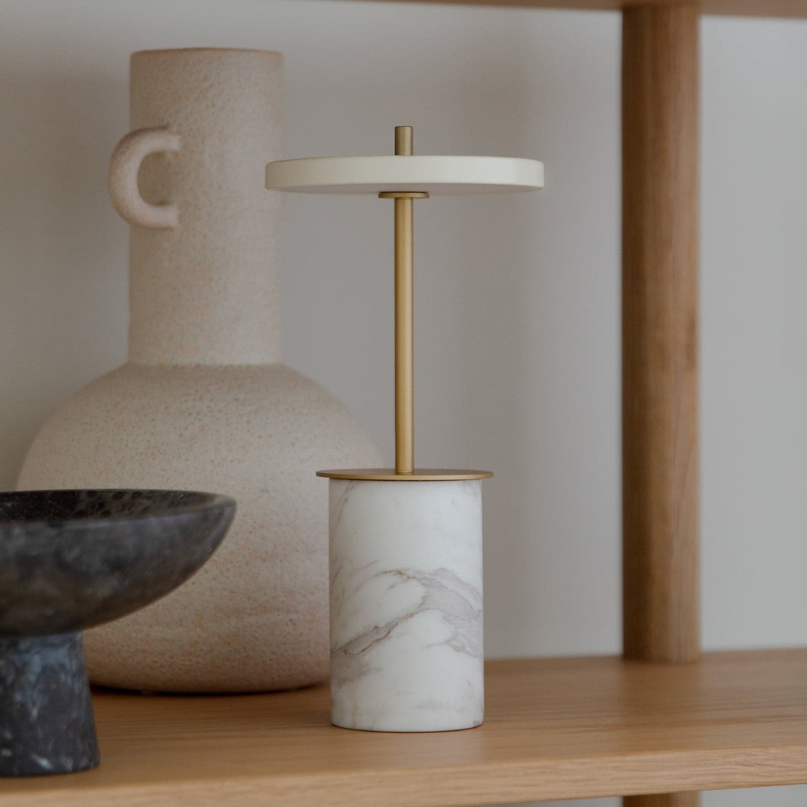 Asteria Move Portable Bordlampe Mini White Marble - UMAGE Asteria Move Mini - Terrasse - Design - Stein - Med skjerm