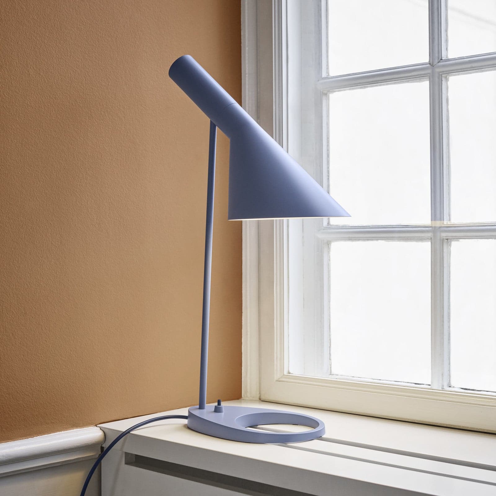 AJ Bordlampe Dusty Blue - Louis Poulsen - Stue - Design - Metall - Med en lyskilde