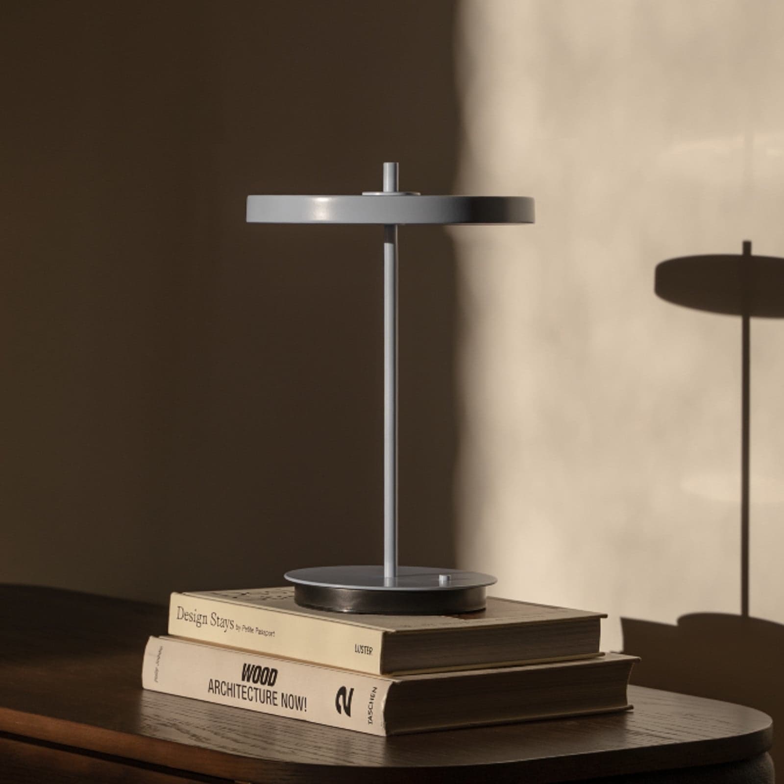 Asteria Move LED-bordlampe med batteri, lyseblå, 31 cm – UMAGE - Stue - Design - Metall - Med skjerm