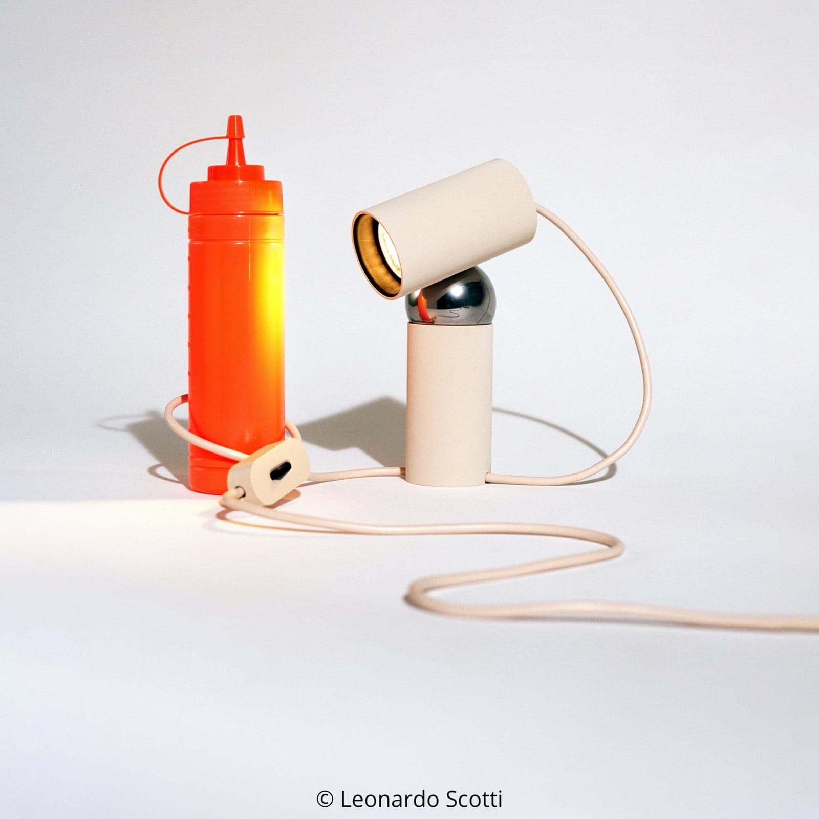 Bordlampe Bilboquet, beige, 20 cm, svingbar, GU10 – FLOS - Stue - Design - Plast - Med en lyskilde