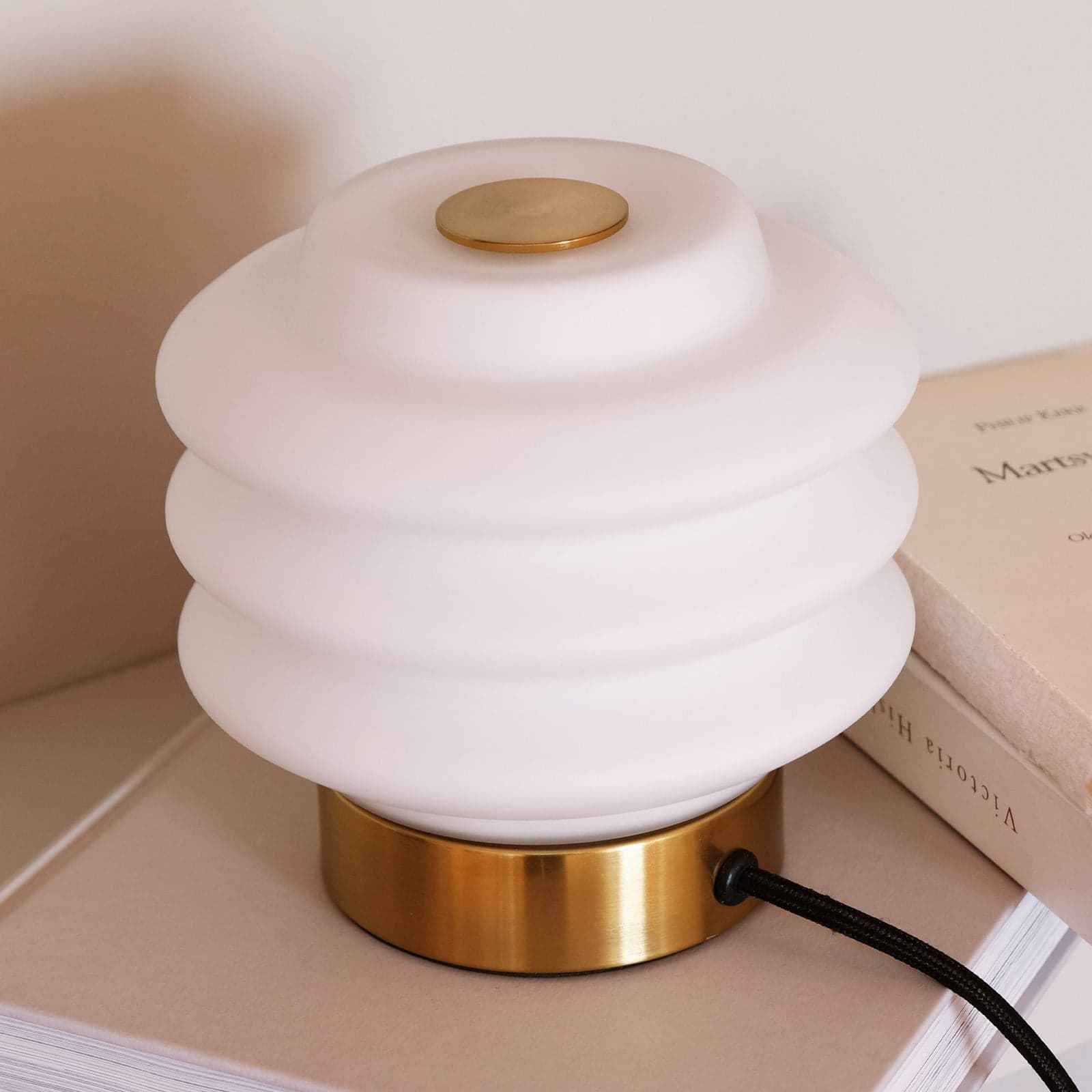 Diva Bordlampe Brass - Dyberg Larsen - Stue - Skandinavisk - Glass - Med skjerm