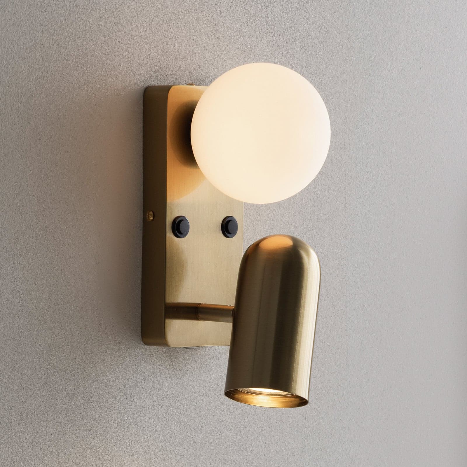 Doppio vegglampe i messing, høyde 24 cm, 2 lyskilder – Globen Lighting - Stue - Skandinavisk - Metall - Med flere lyskilder