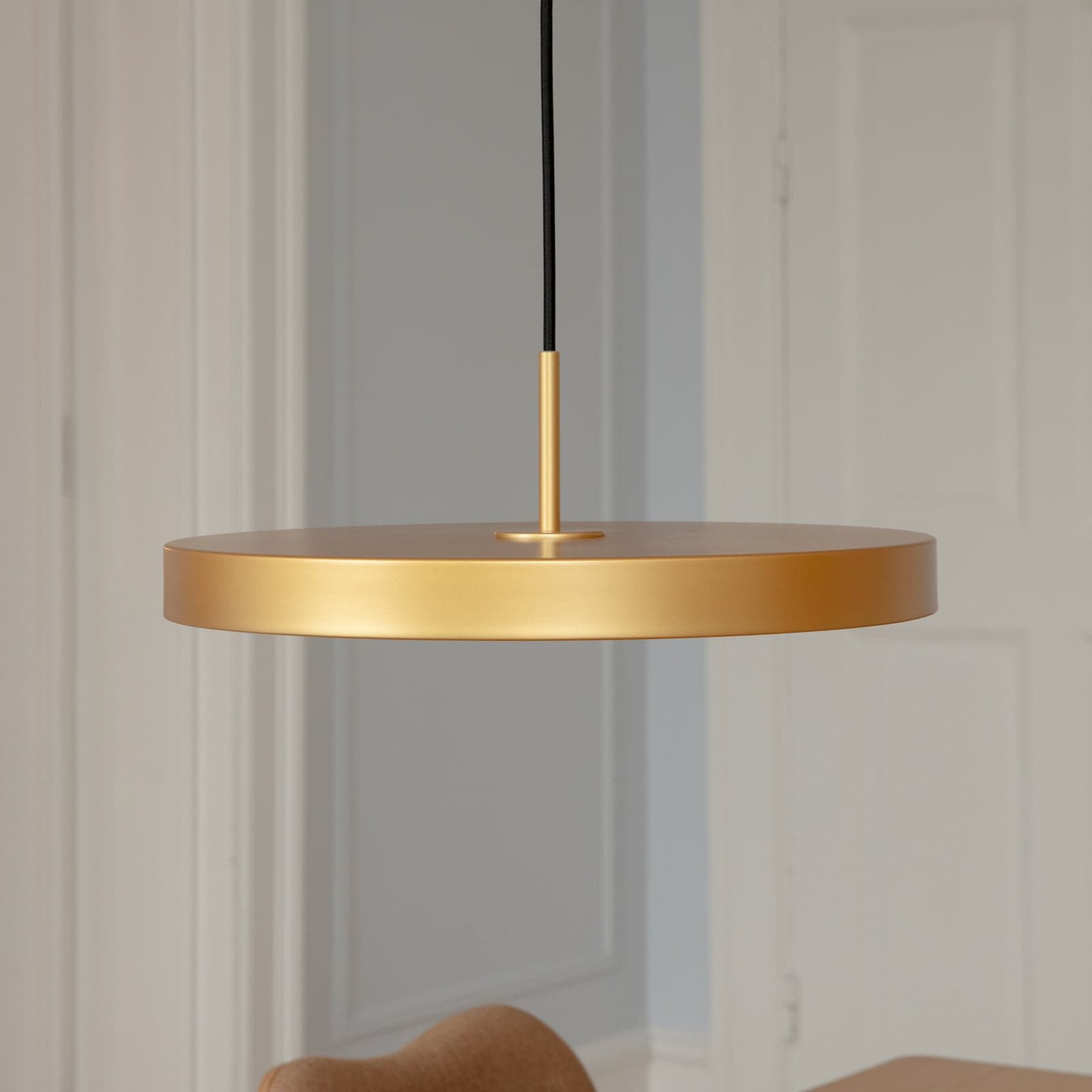 Asteria Medium LED-hengelampe messingfarget Ø 43 cm - UMAGE - Stue - Design - Metall - Med en lyskilde