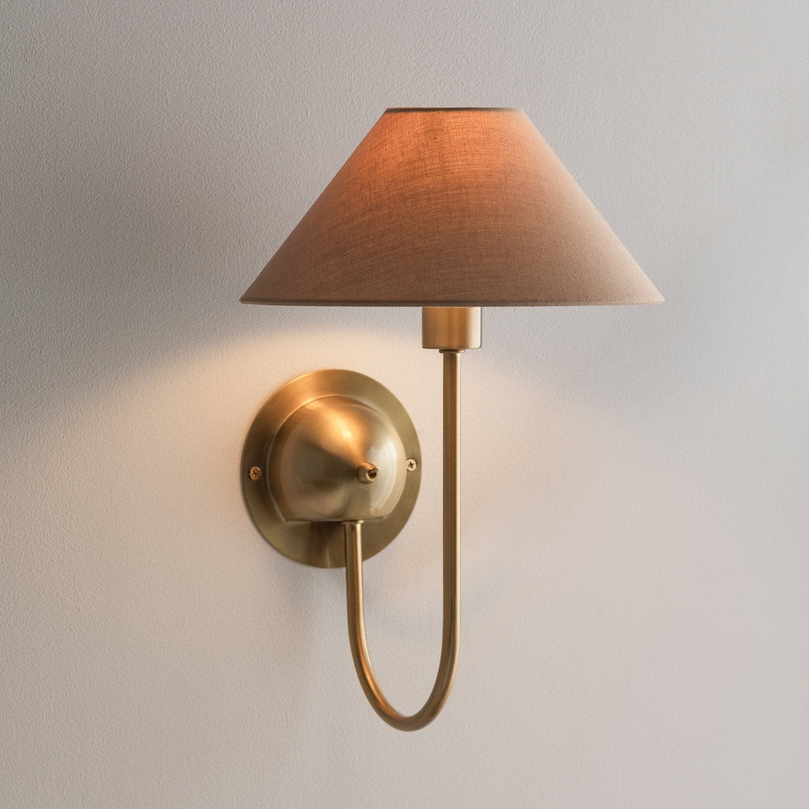 IRIS vegglampe, mokkabrun, høyde 32 cm – Globen Lighting - Stue - Skandinavisk - Stoff / Tekstil - Med skjerm