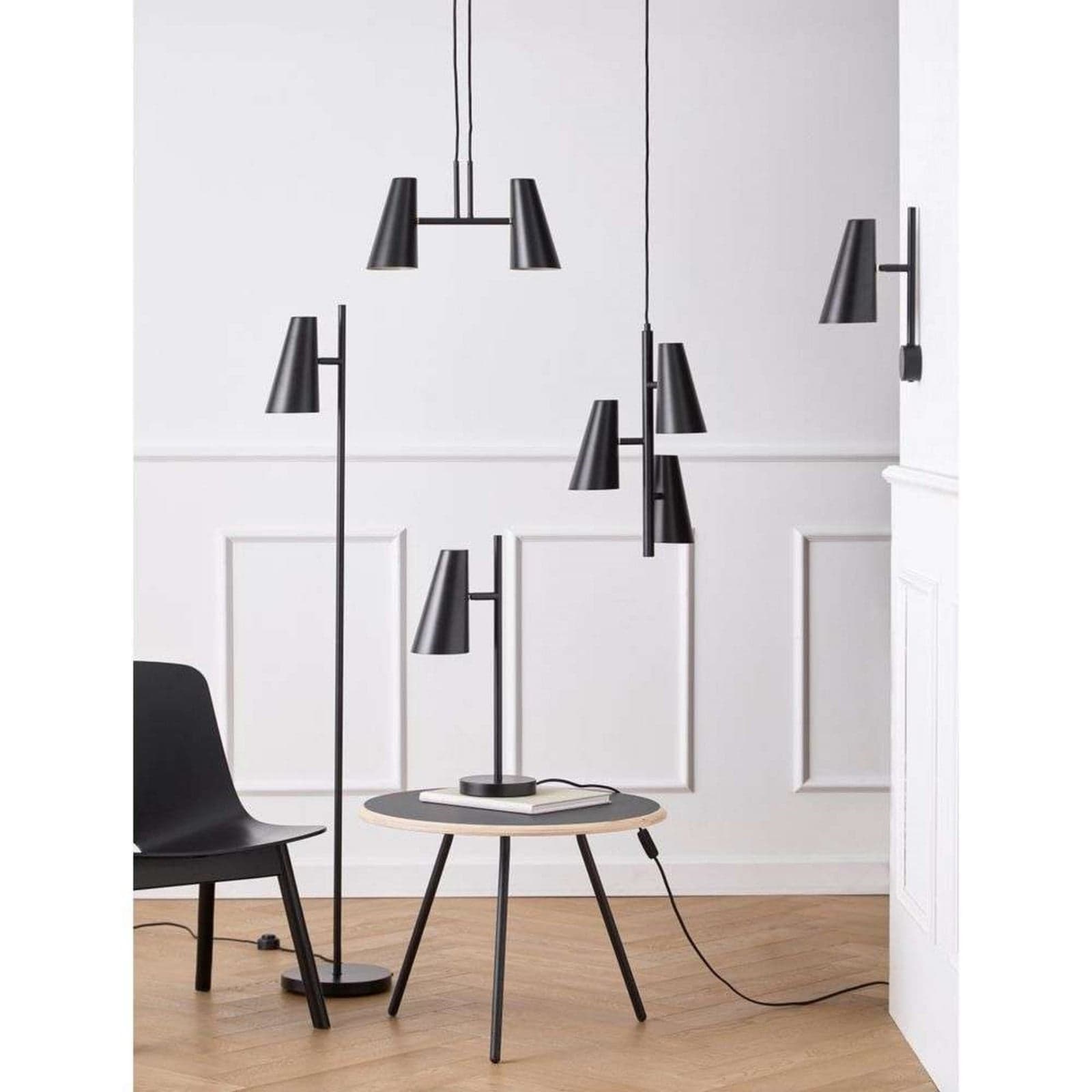 Cono Vegglampe Black - Woud - Stue - Metall