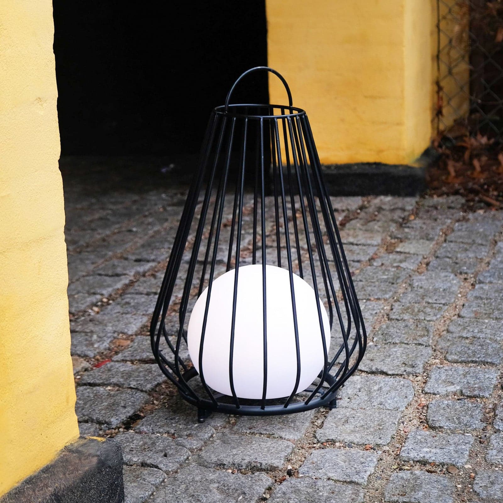 Evesham utendørs lanterne, stor, svart – Dyberg Larsen - Terrasse - Design - Metall - Med skjerm