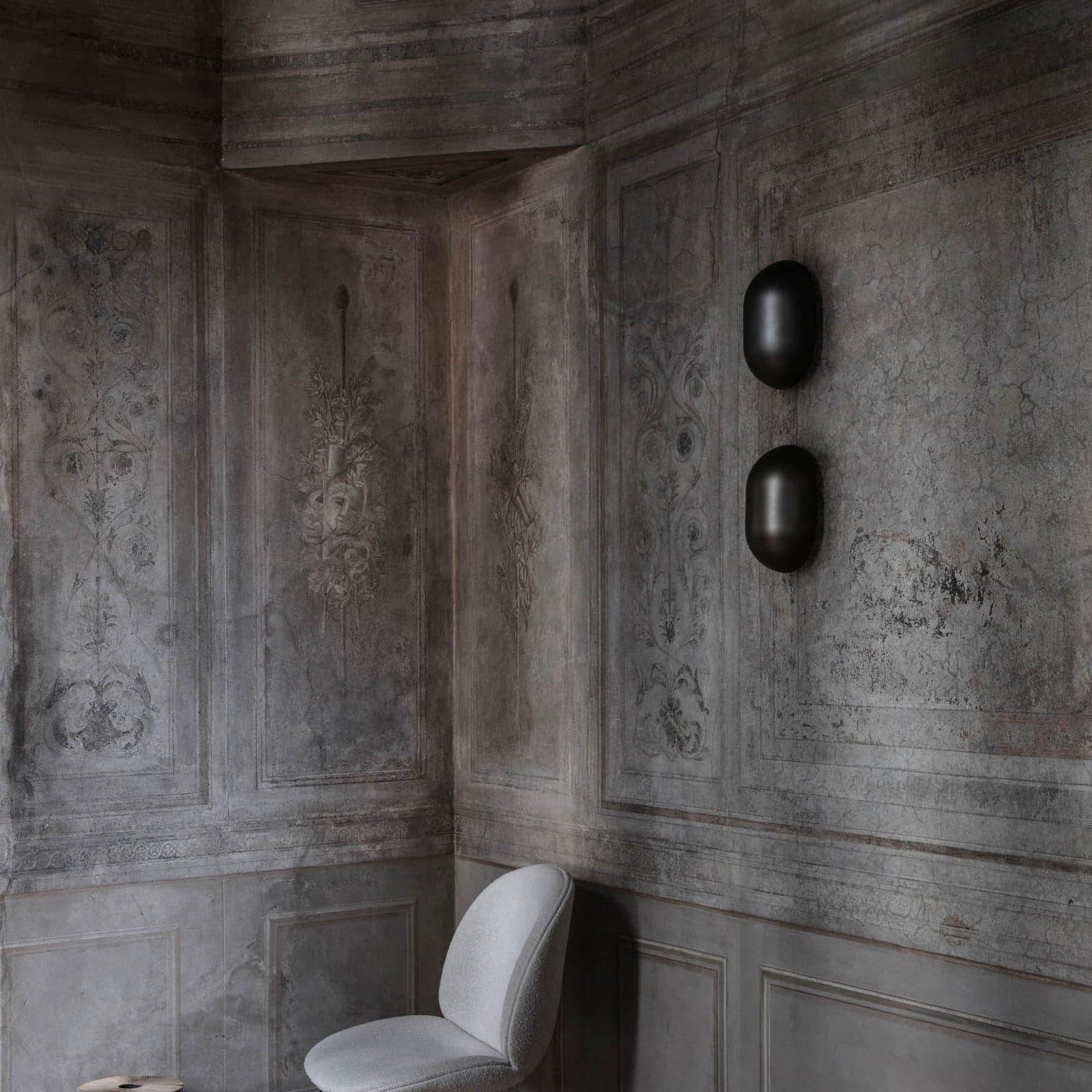 Howard Vegglampe Gunmetal - GUBI - Stue - Design - Metall
