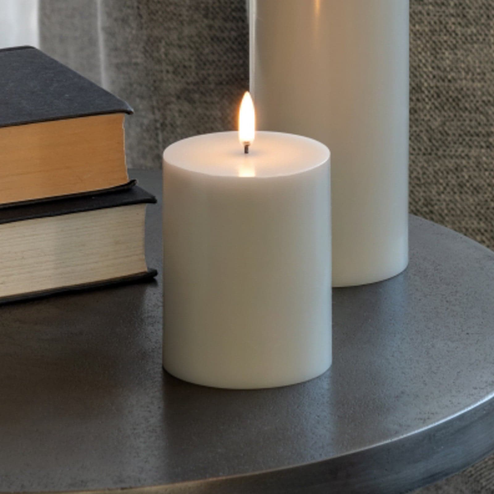PILLAR LED-stearinlys, lysegrå, høyde 10 cm, voks – Uyuni Lighting - Stue - Annet - Med en lyskilde