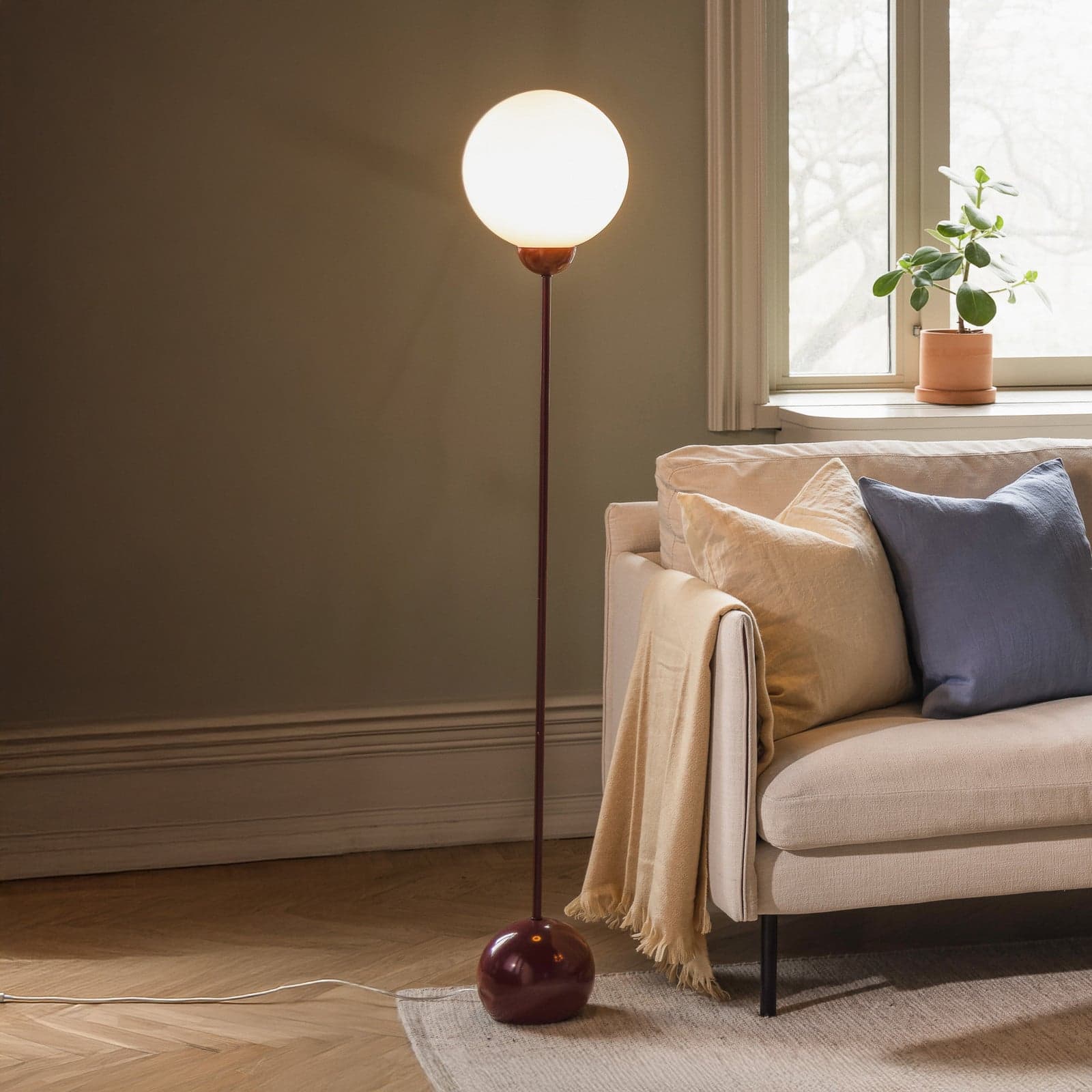 Ripley gulvlampe, burgunderrødt glass, 144 cm – Globen Lighting - Stue - Skandinavisk - Med en lyskilde