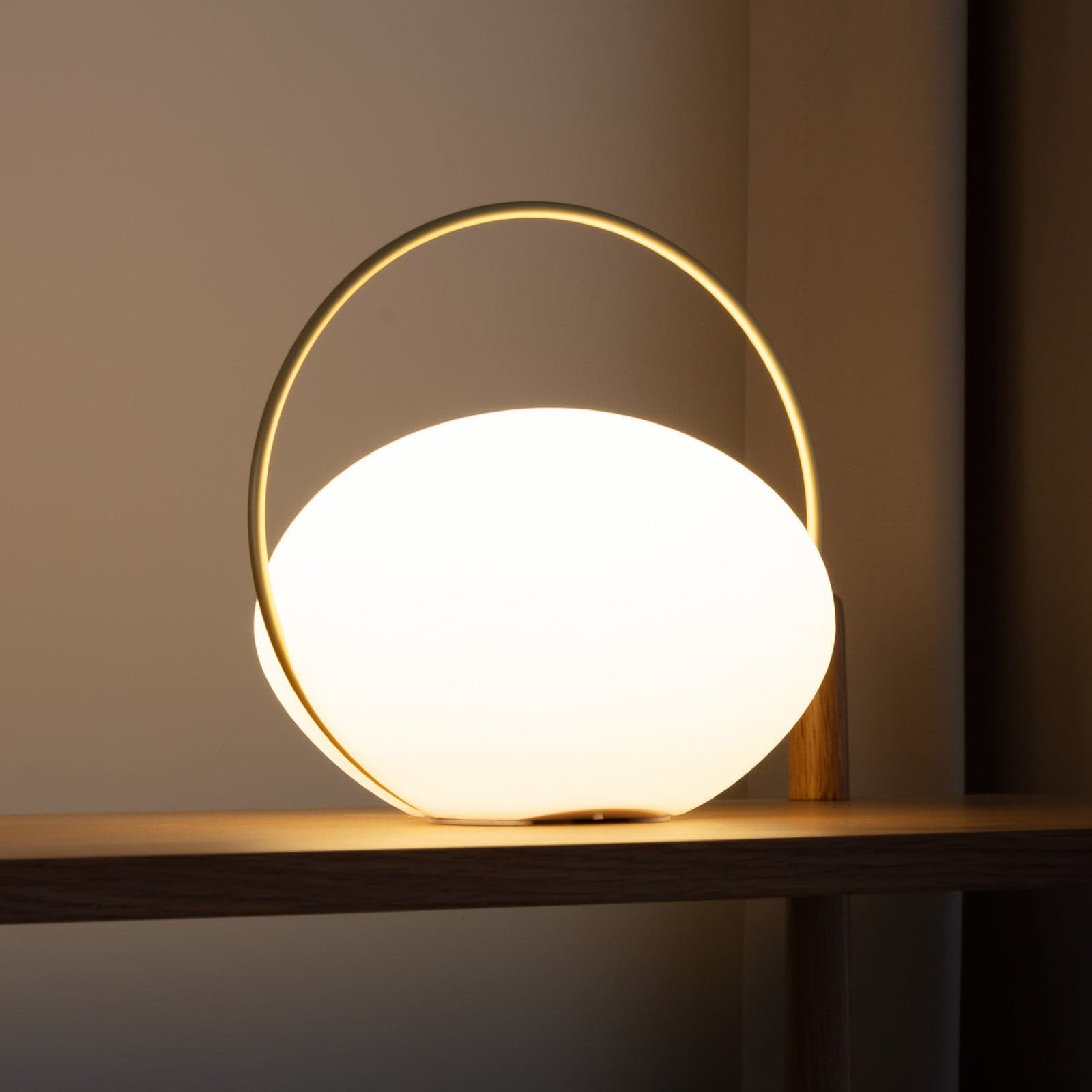 Orbit LED-batteridrevet bordlampe, hvit/messing, IP44 CCT - UMAGE - Stue - Design - Plast