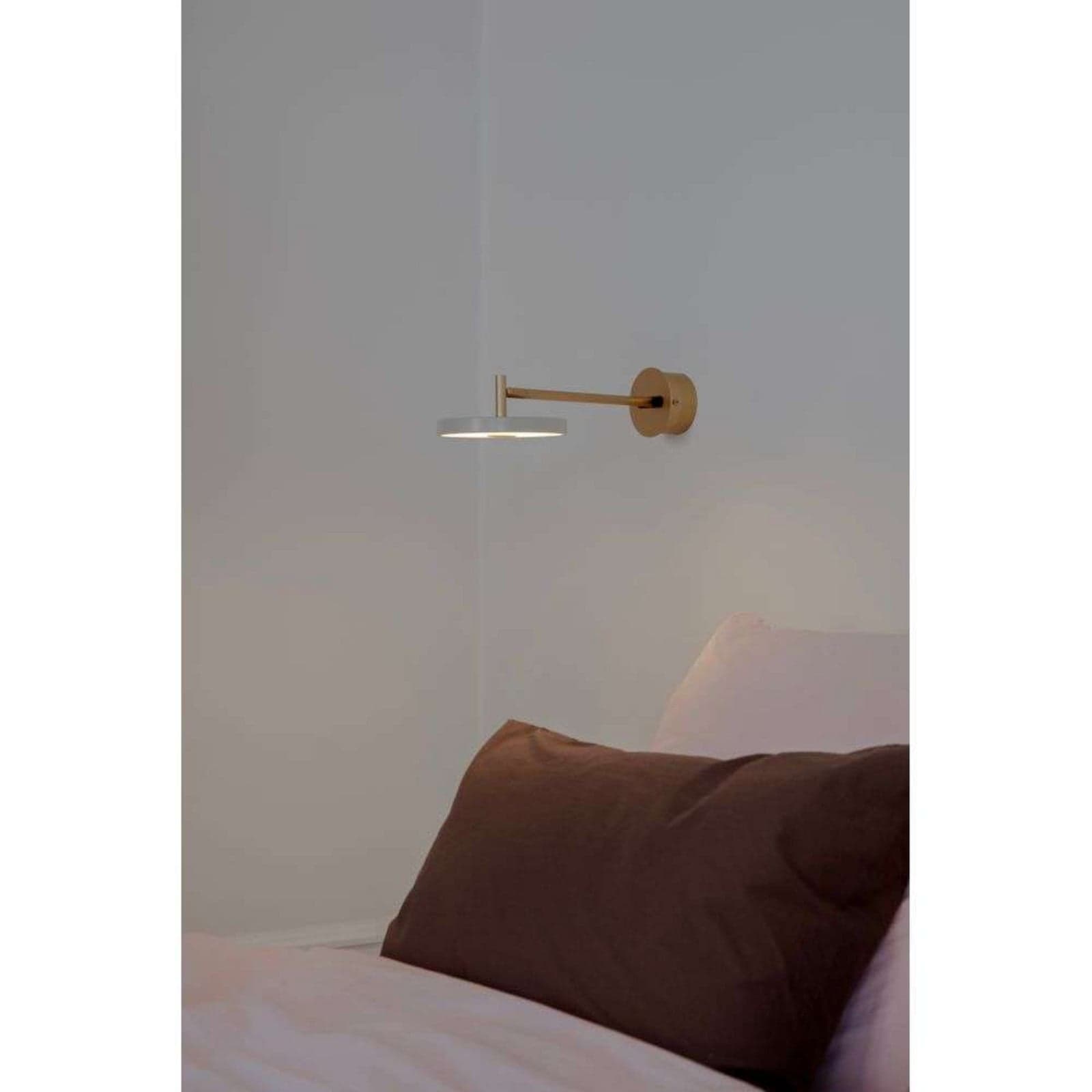 Asteria Long LED-vegglampe, grå/messing, Hardwire - UMAGE - Stue - Design - Metall - Med en lyskilde