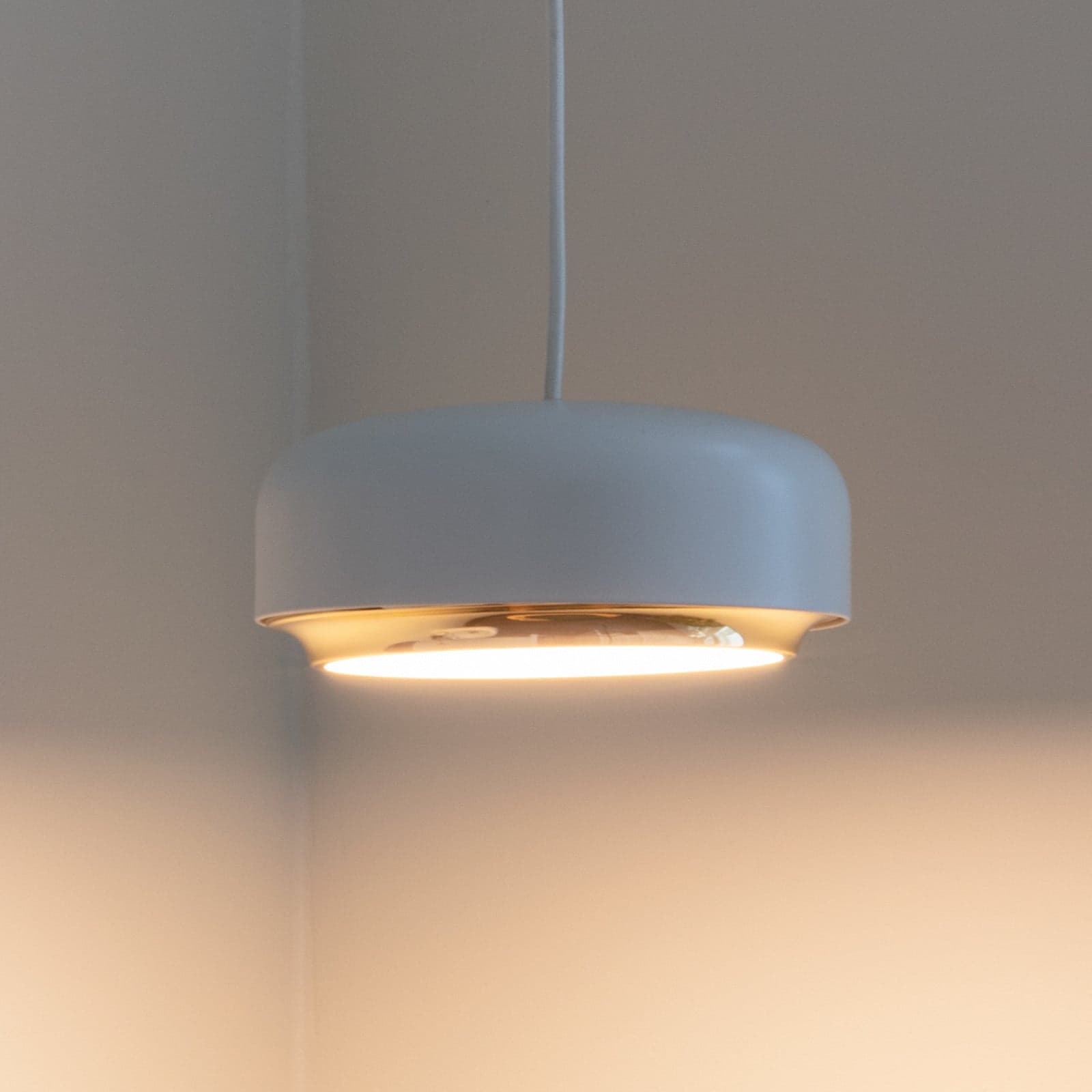 Hazel Pendel Mini White - UMAGE Hazel Mini - Stue - Design - Metall - Med en lyskilde