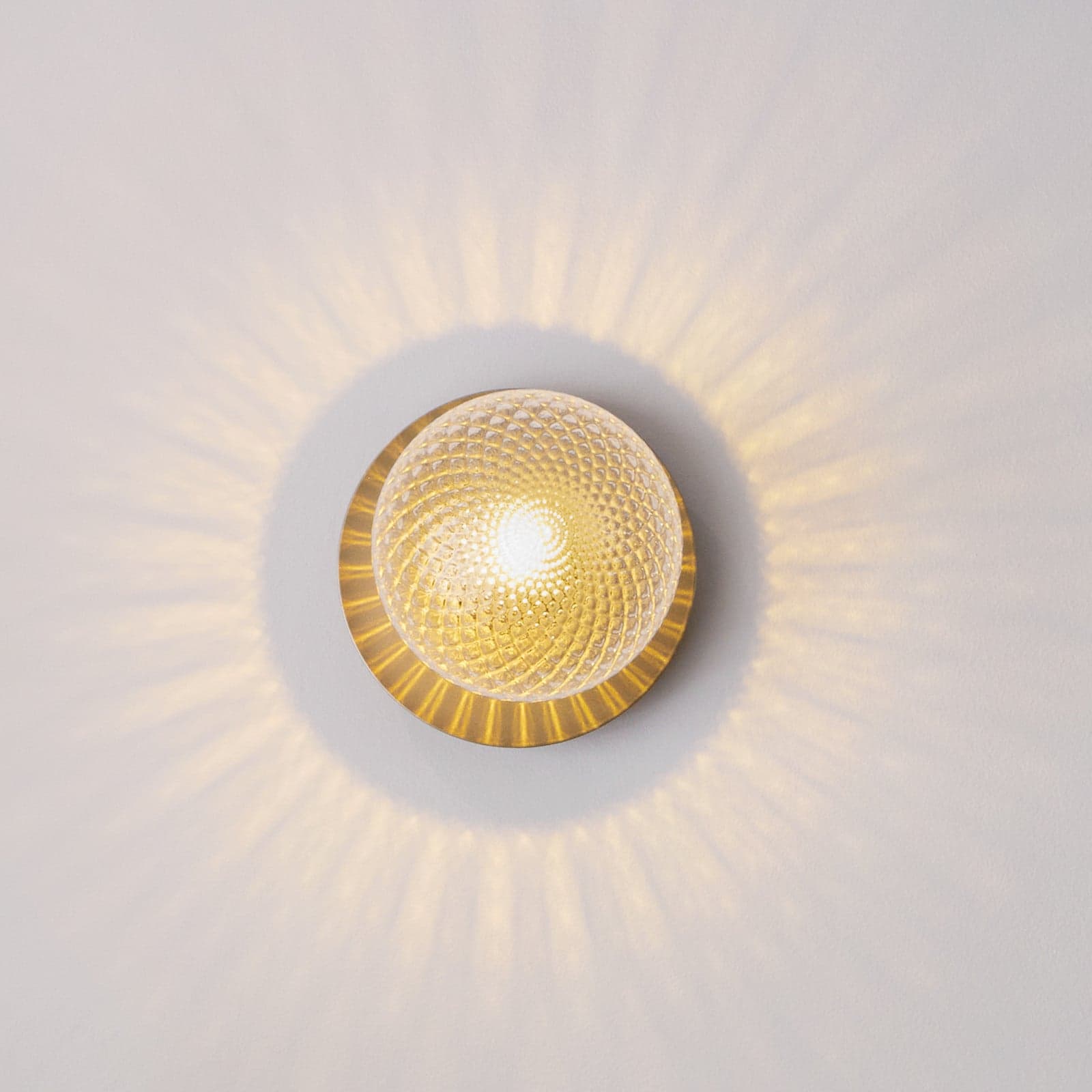 Liila 1 Medium Spot, gull/klar, IP44, G9 – Nuura Nuura Aps - Stue - Design - Glass - Kule