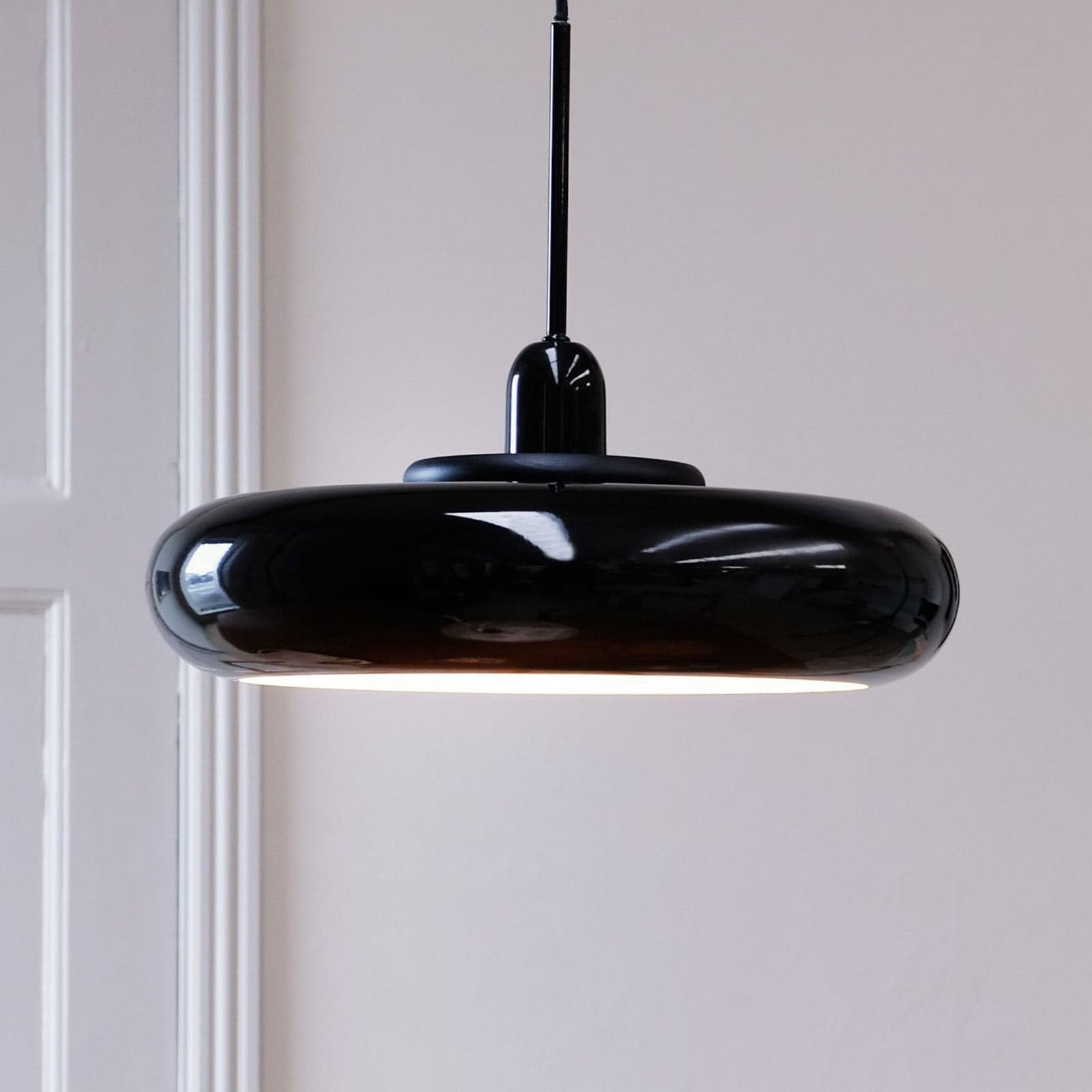 Planet pendellampe svart/svart - Dyberg Larsen - Stue - Design - Metall - Med skjerm