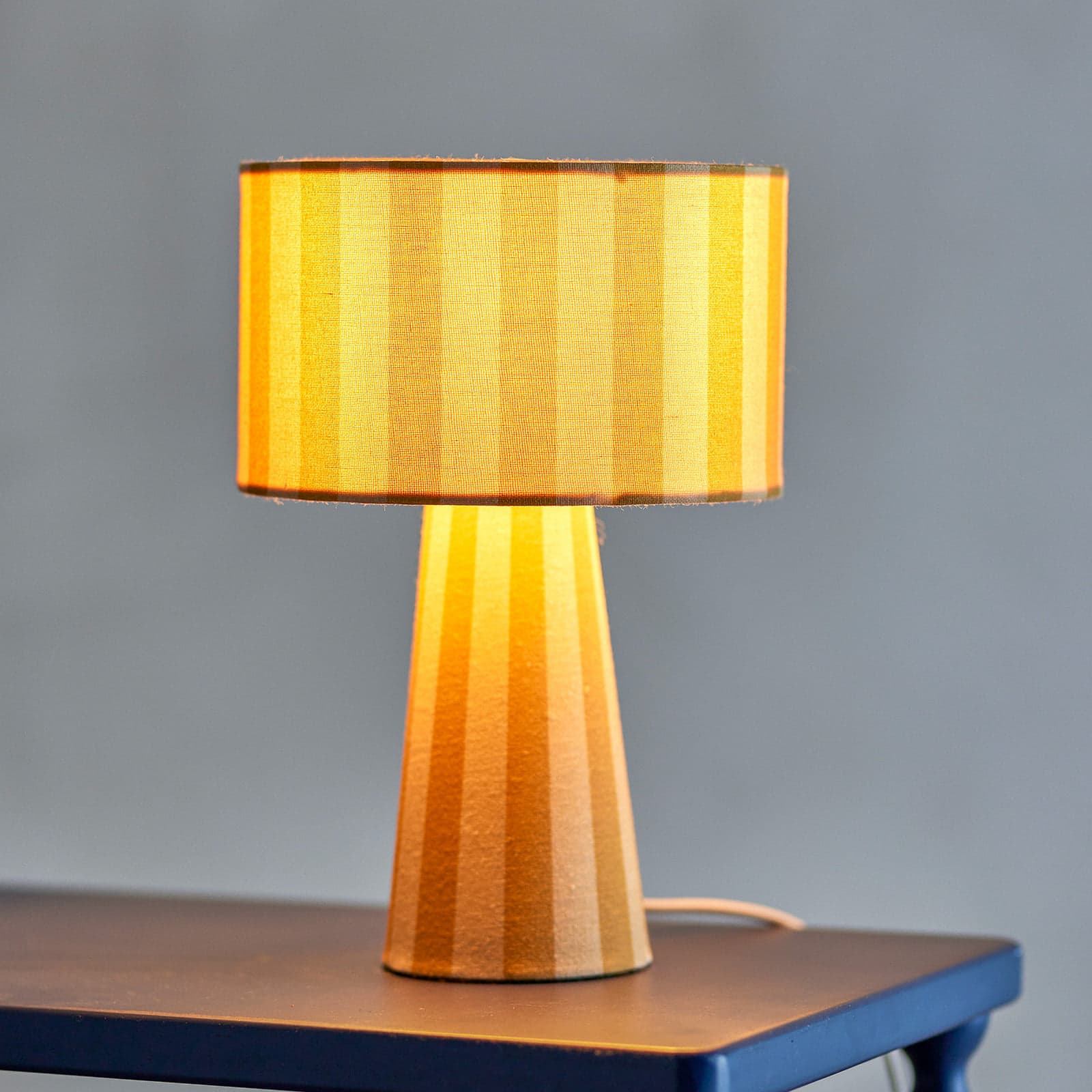 Emmie bordlampe, gul, lin, høyde 30 cm – Bloomingville - Soverom - Skandinavisk - Stoff / Tekstil - Med skjerm