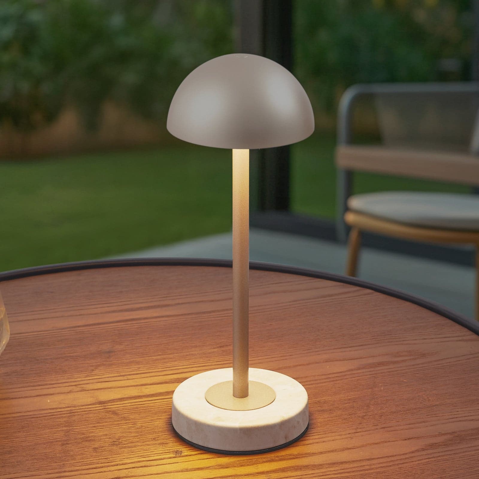 Pippin LED-batteridrevet bordlampe, IP44, gull/travertin - Lindby - Balkong - Moderne - Metall - Med en lyskilde
