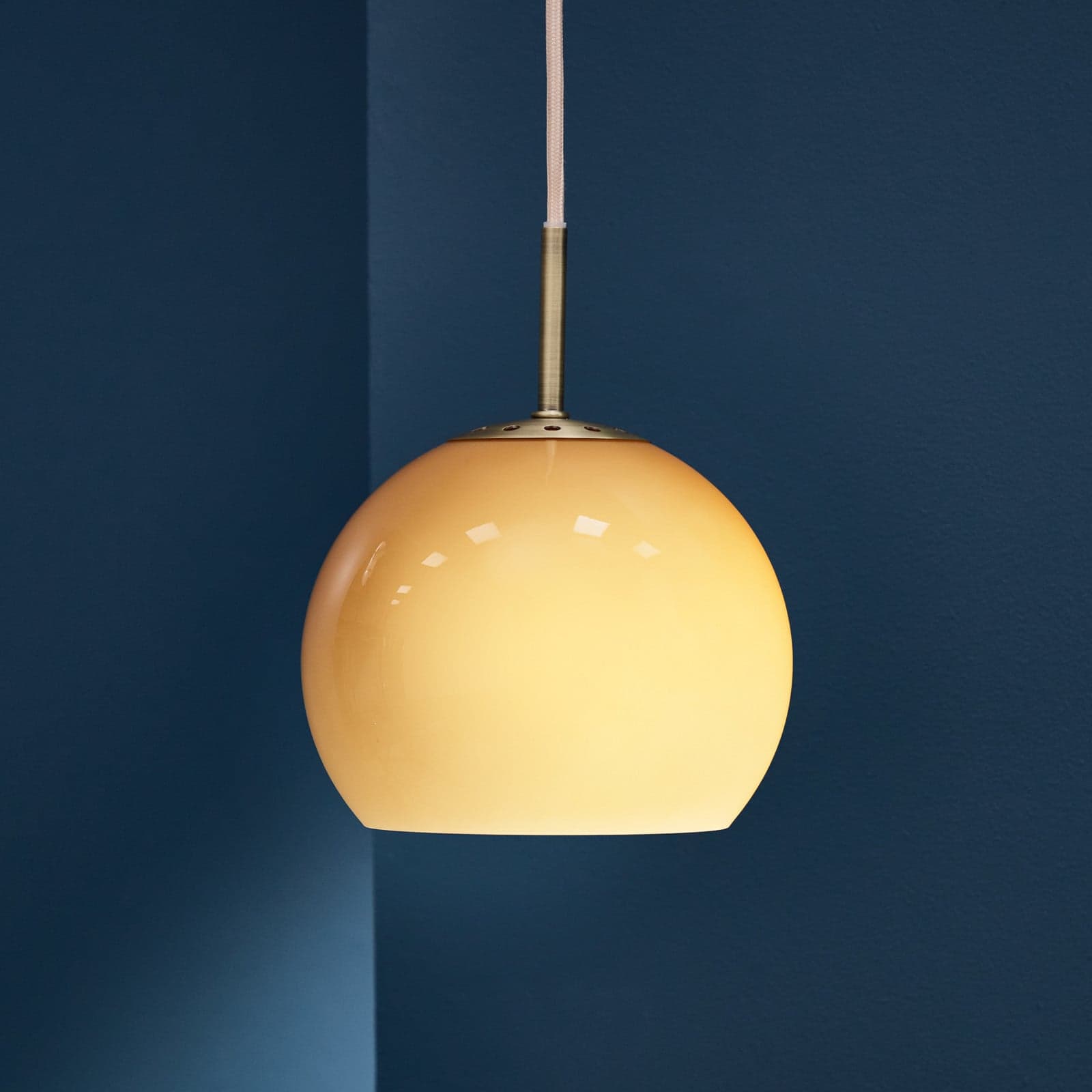Ball Glass Pendel Ø18 Rav - Frandsen - Stue - Design - Med skjerm