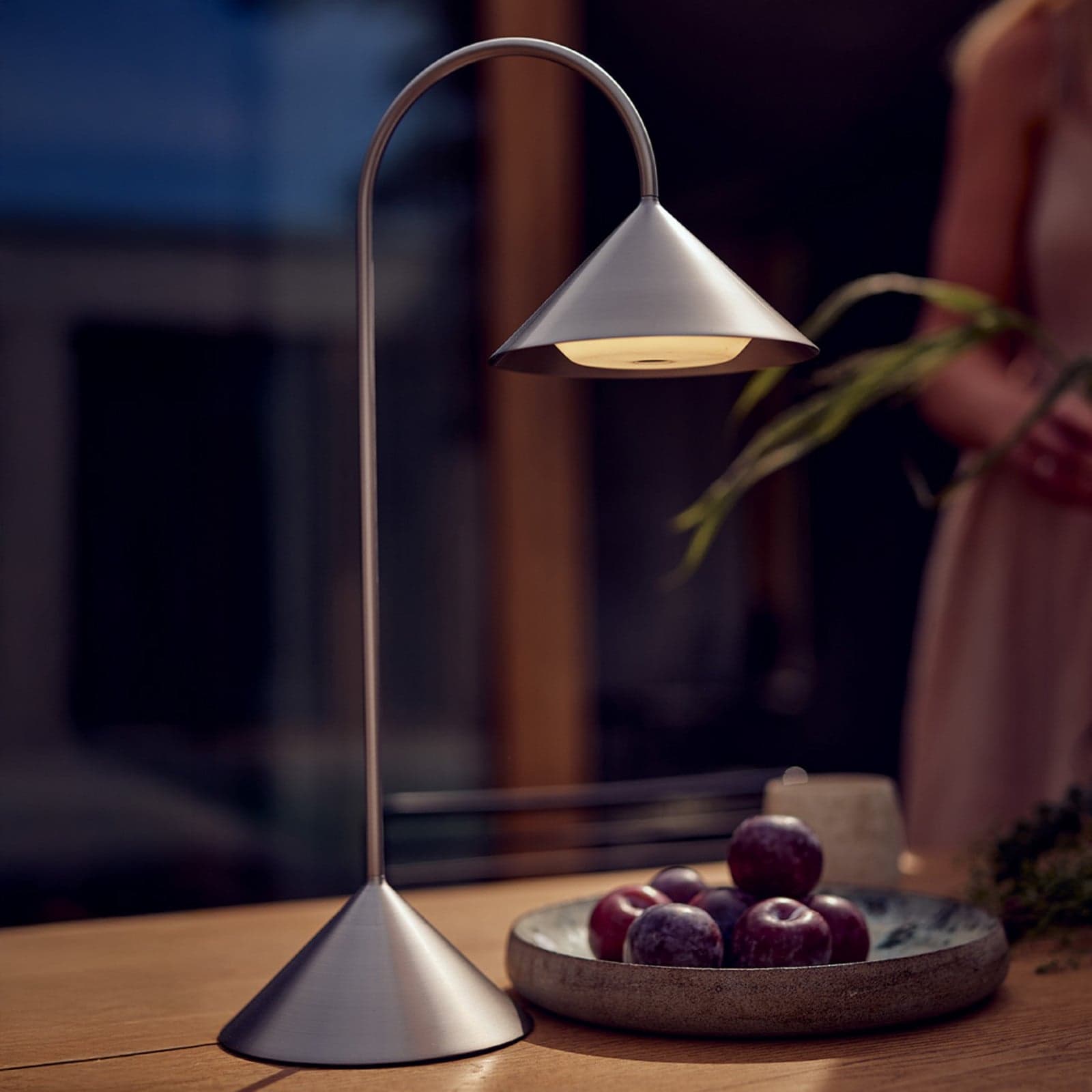 Grasp LED-batteridrevet bordlampe, stål, høyde 47 cm, metall - FRANDSEN - Balkong - Design - Rustfritt stål - Med en lyskilde