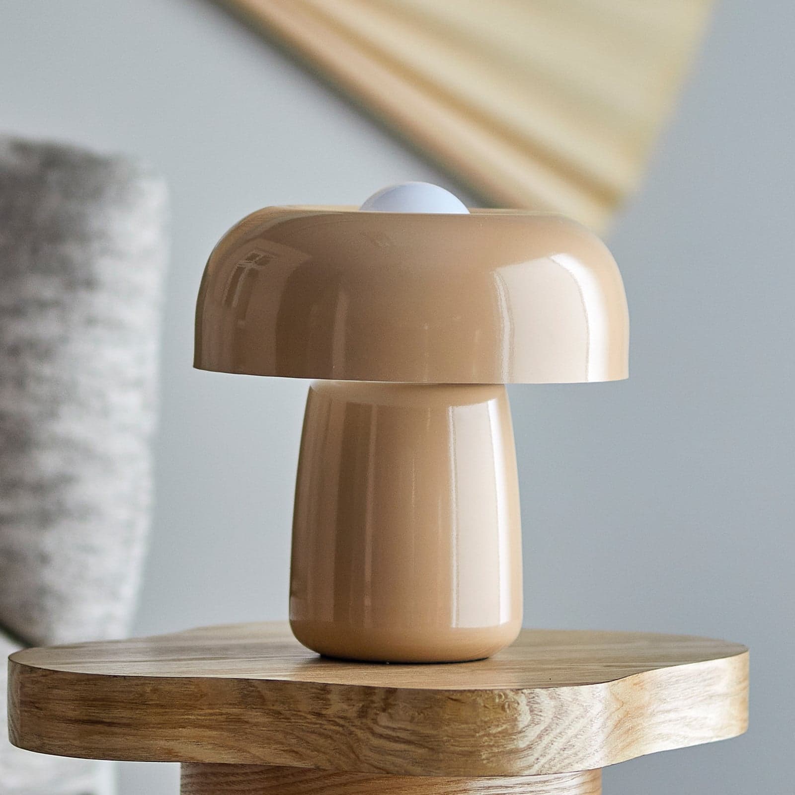 Ylva bordlampe, beige, høyde 28 cm, jern – Bloomingville - Stue - Skandinavisk - Metall - Med en lyskilde