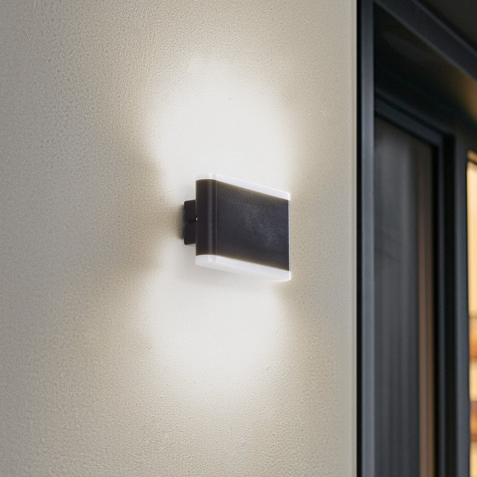 Elvi LED Smart Utendørs Vegglampe Svart - Lindby - Balkong - Moderne - Aluminium - Kantet