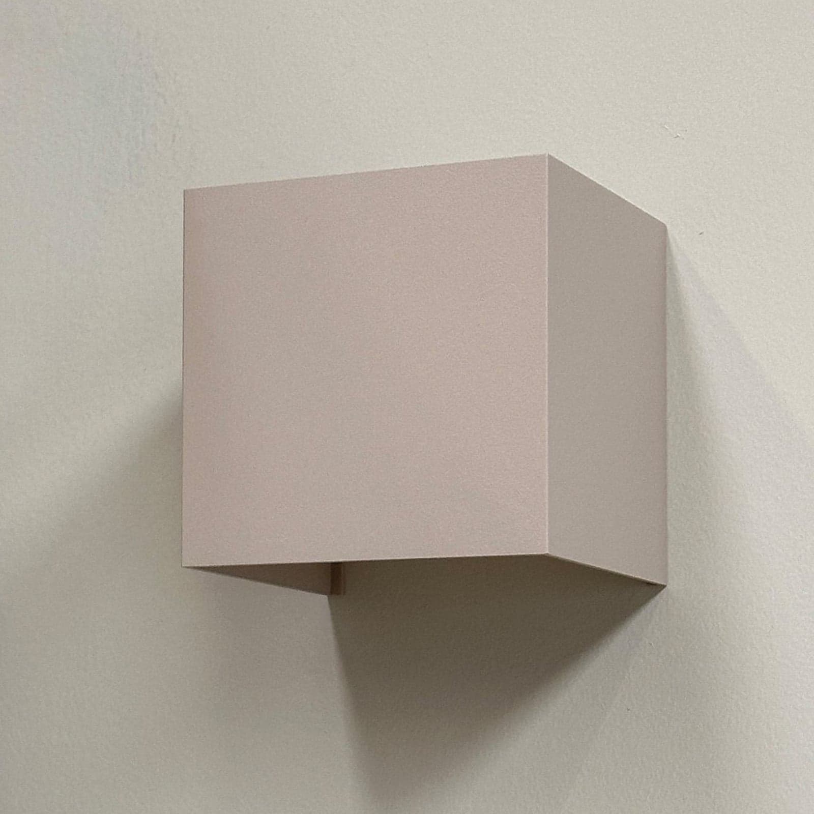 Venus Vegglampe 10x10 Beige - Dyberg Larsen - Stue - Design - Aluminium - Kantet