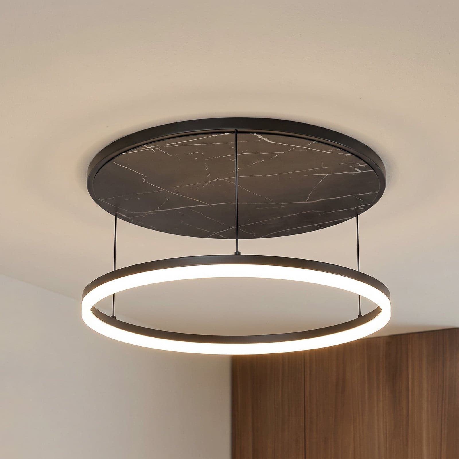 Orven LED-taklampe, svart/marmor, Ø 50 cm - Lucande - Stue - Moderne - Metall - Med en lyskilde