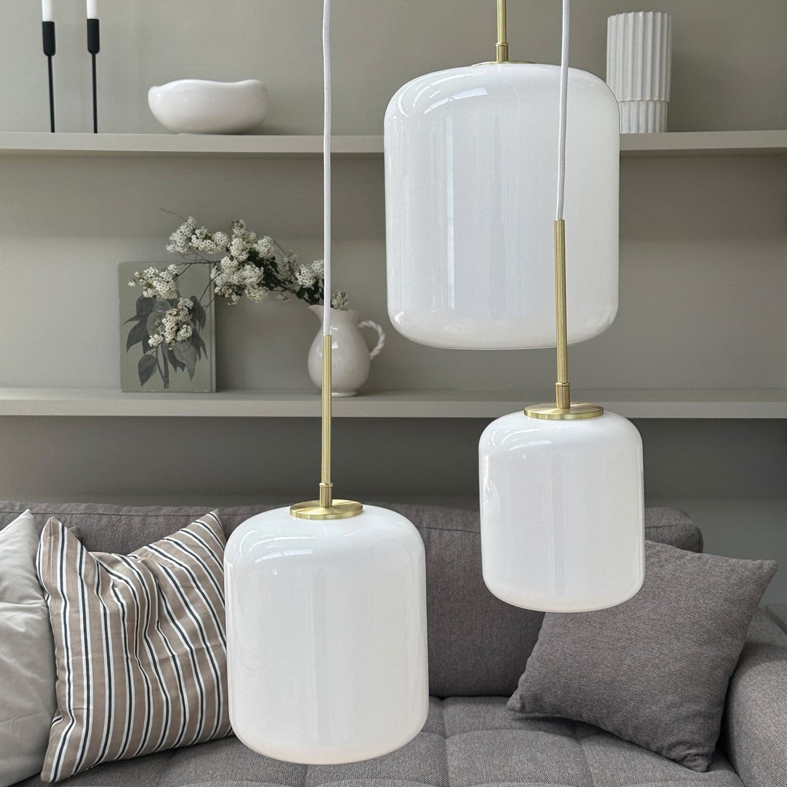 Silvia 20 pendellampe Opal/Messing - Dyberg Larsen - Stue - Design - Glass - Med skjerm