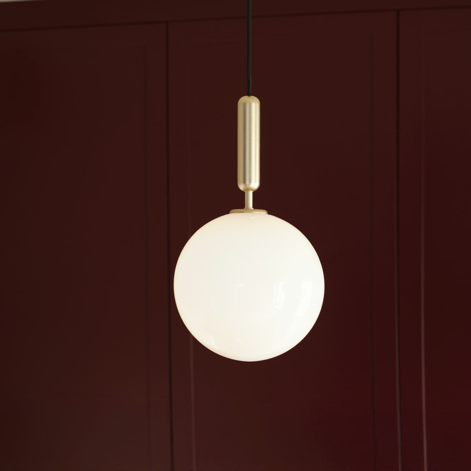 Miira 1 Pendel Large Brass/Opal White - Nuura Miira 1 Large - Stue - Design - Glass - Kule