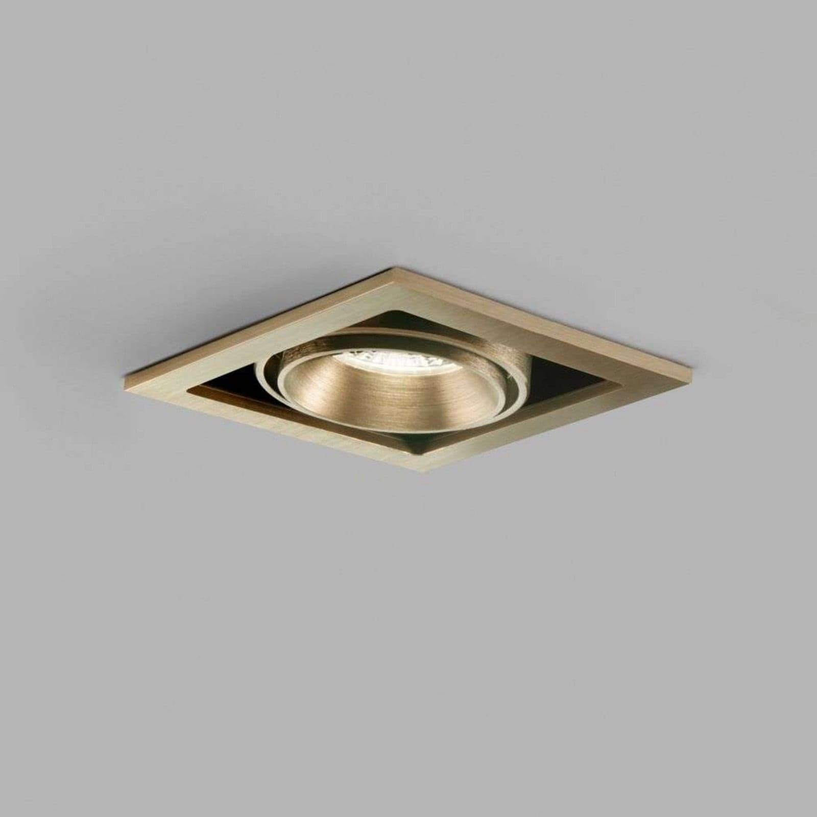 Ghost 1 innfelte spotlights 6W 2700/3000K messing - LIGHT-POINT - Stue - Metall