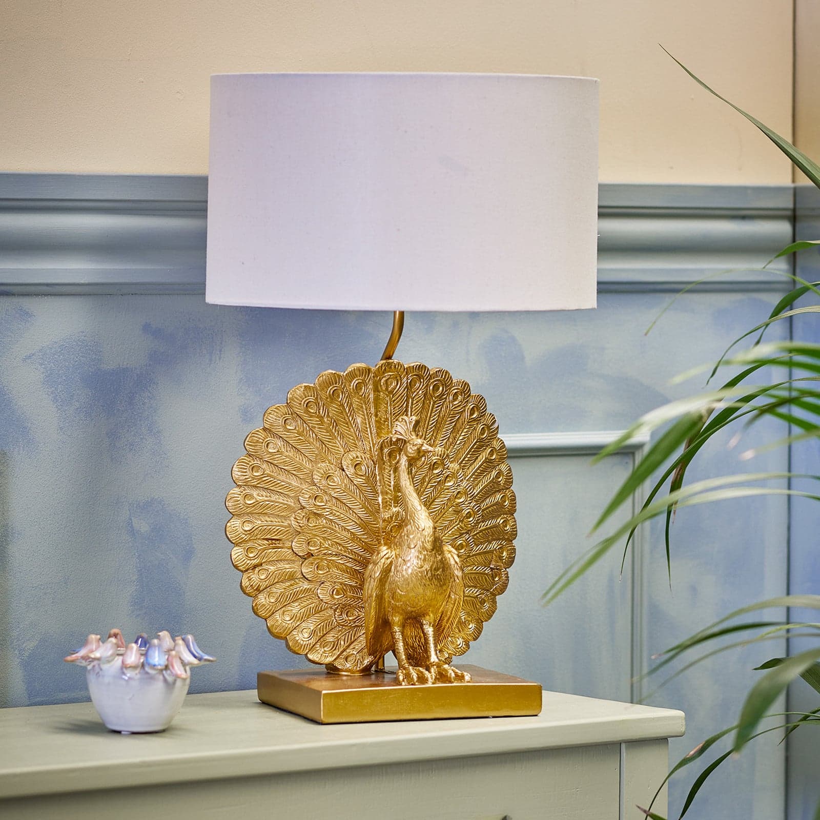 Peacock bordlampe, polyresin, gull, hvit - BLOOMINGVILLE - Stue - Plast - Med en lyskilde