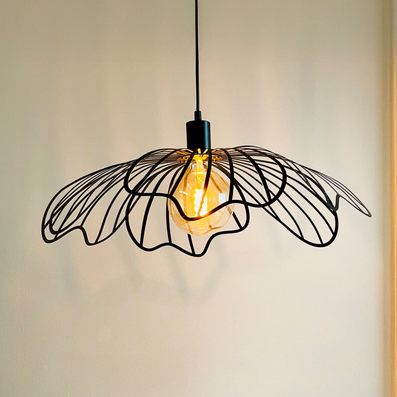 Blomst-pendellampe, matt svart – DybergLarsen Blumen Dyberg Larsen - Stue - Design - Metall - Med skjerm